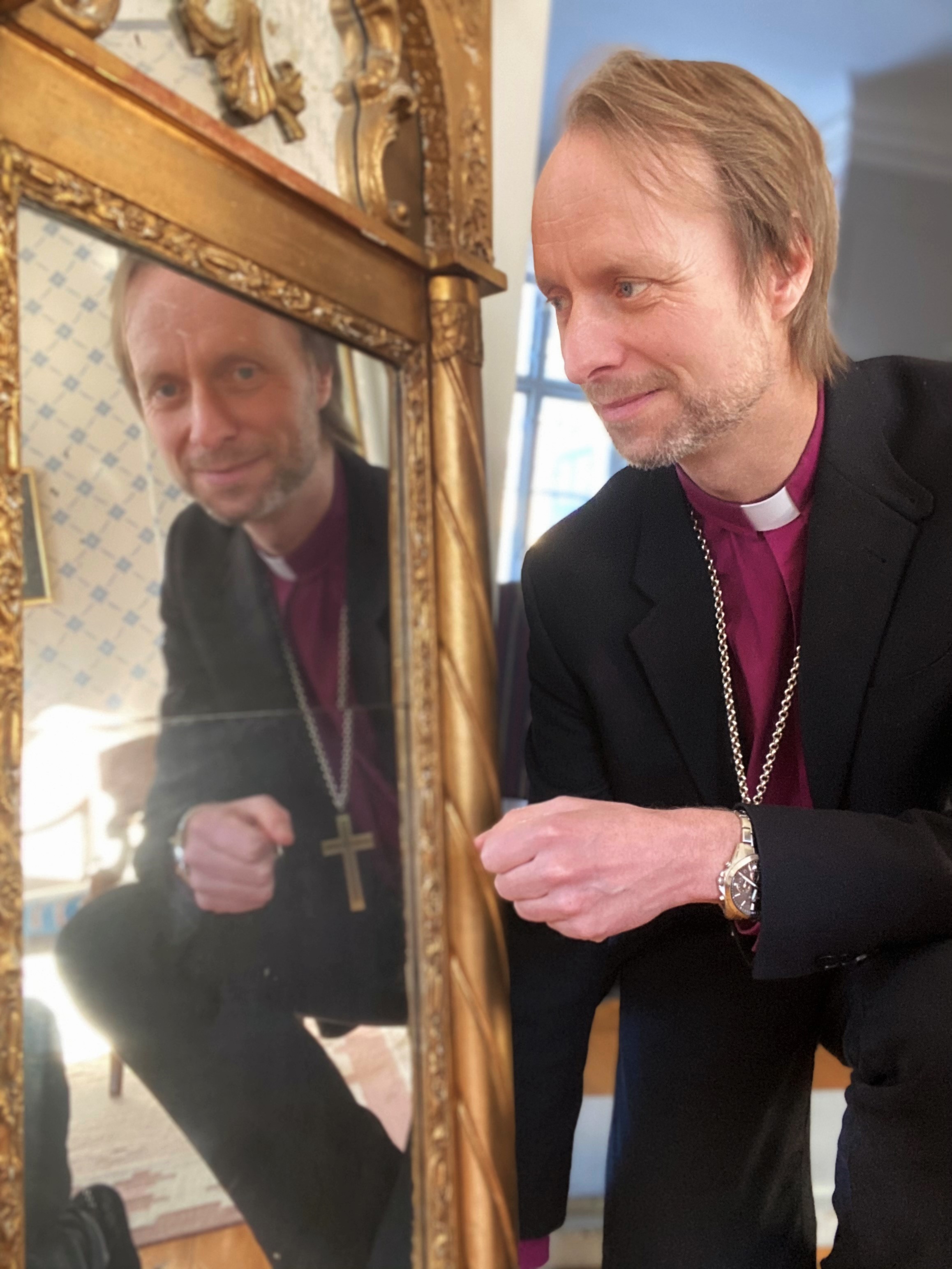 Mikael Mogren säljer spegeln från 1800-talet till förmån för ACT Svenska kyrkan. Köparen kan passa på och få en pratstund vid avhämtning i biskopsgården.