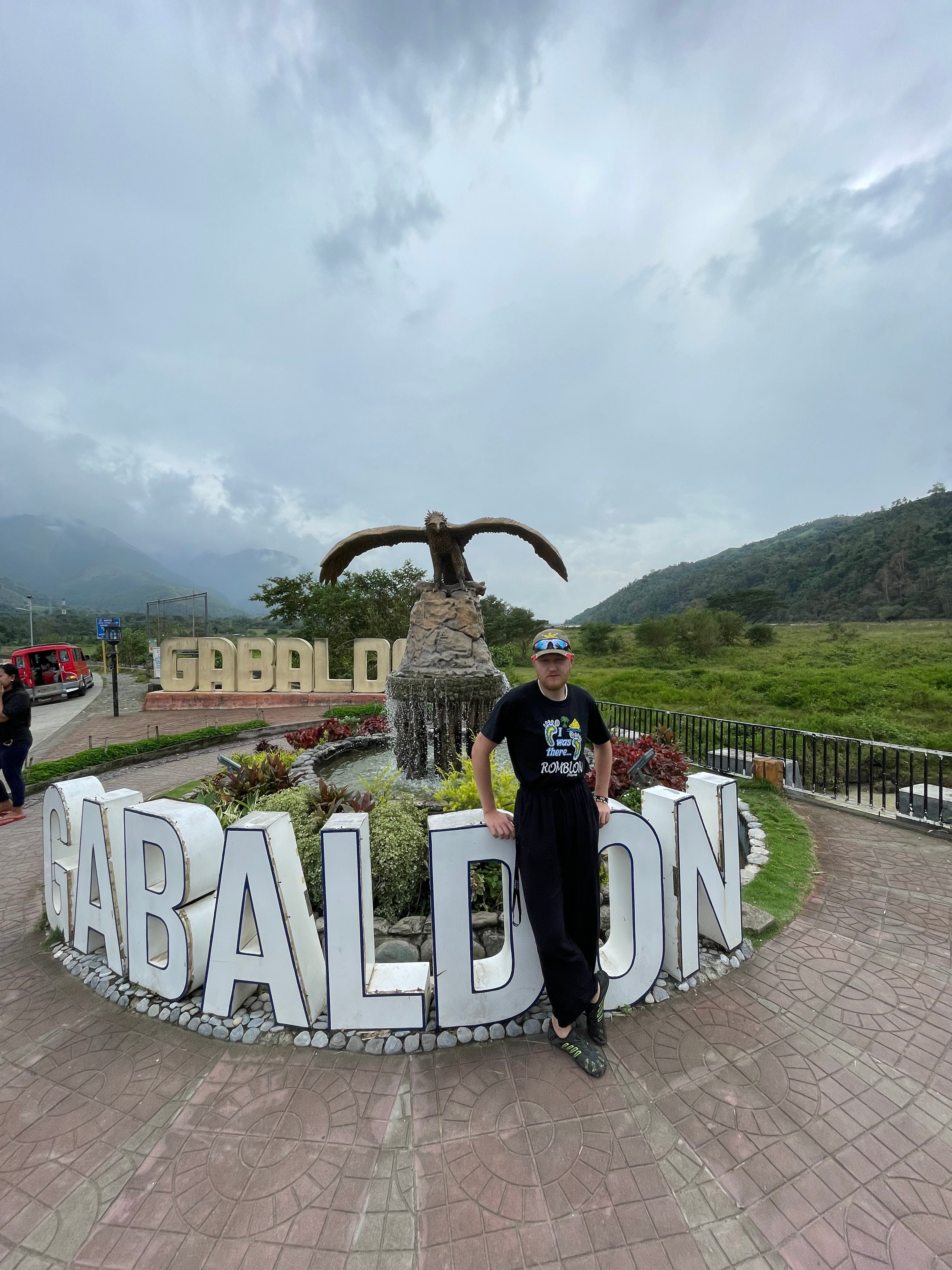 Ola Larsson står framför skyltning Gabaldon under utbytet Ung i värdlsvida kyrkan 2025