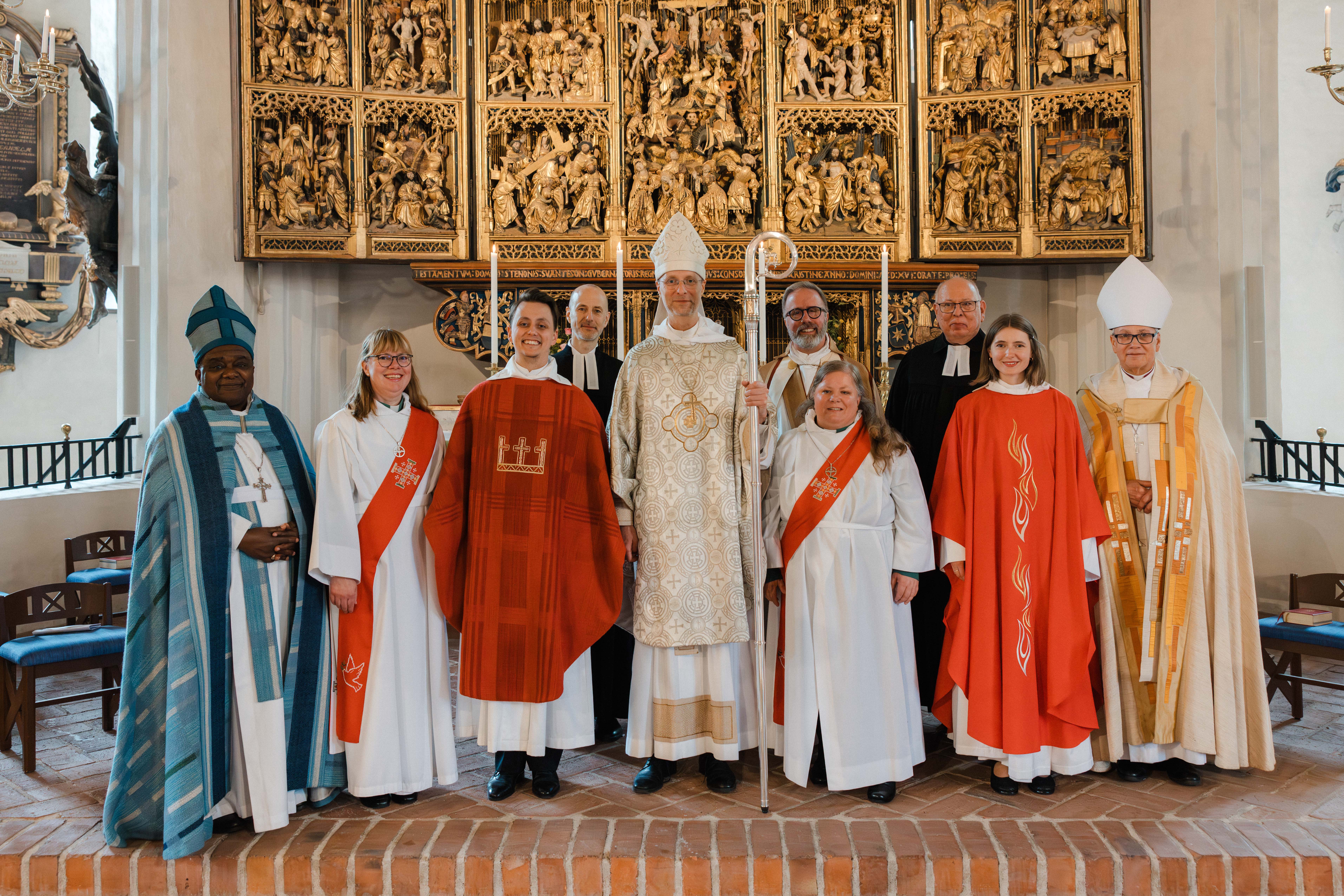 Flera internationella gäster närvarade vid den högtidliga vigningsmässan. Från vänster: The Rt Revd Dr Bishop Benson Bagonza, Karagwe stift, Evangelical Lutheran Church in Tanzania, Johanna Becker, diakon, Erik Bohm, präst, Rev Dr Christopher Scholtz, Evangelische Kirche in Hessen und Nassau (EKHN), Tyskland, biskop Mikael Mogren, stiftsprost Peter Åström, Sofia Flodman, diakon, Rev Thomas Beder, EKHN, Sigrid Möller Fredriksson, präst, och The Rt Revd Robert Springett, The Bishop of Tewkesbury, Gloucester stift, England.