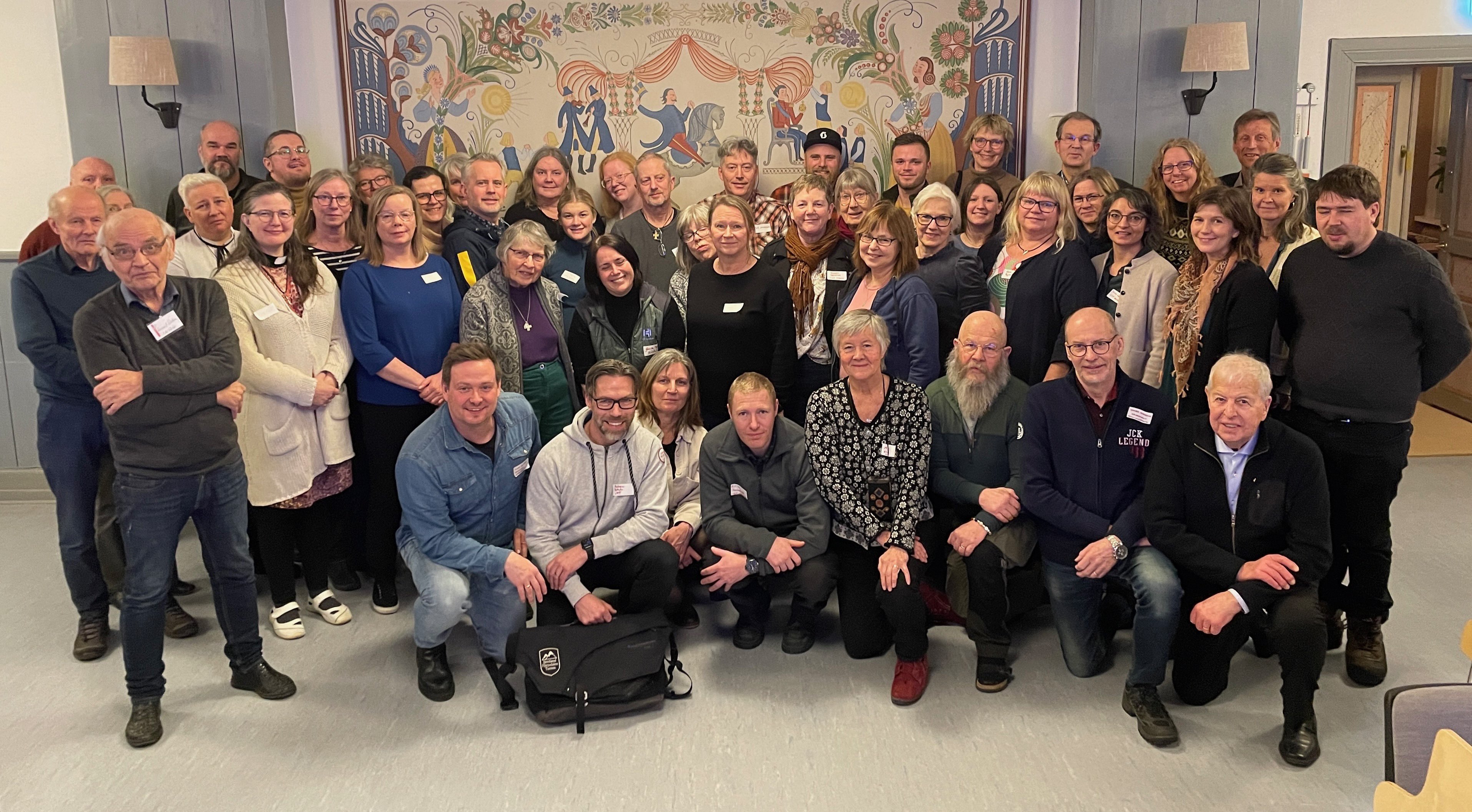 Grupp med personer som står uppställda för fotografi