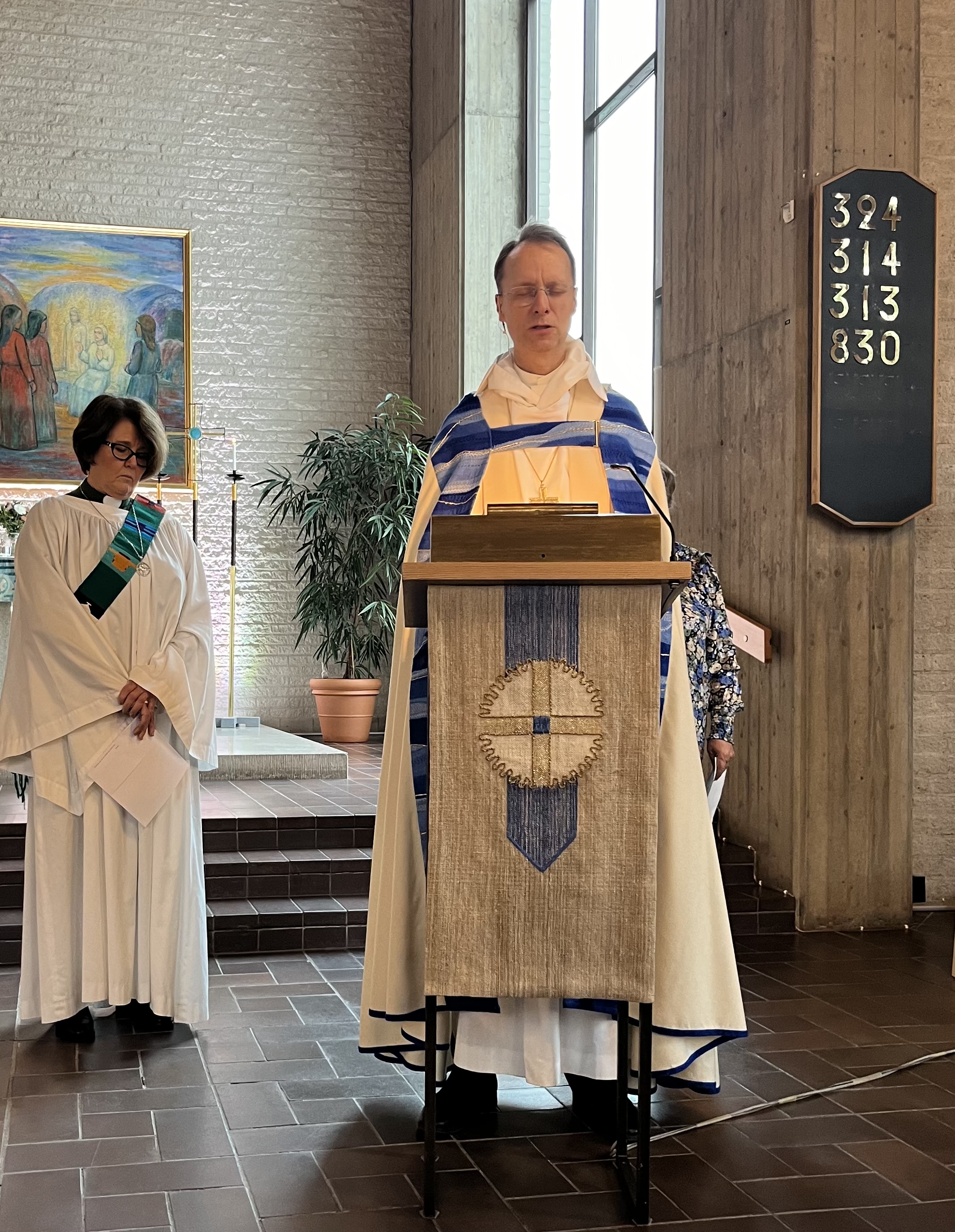 Biskop Mikael Mogren ber