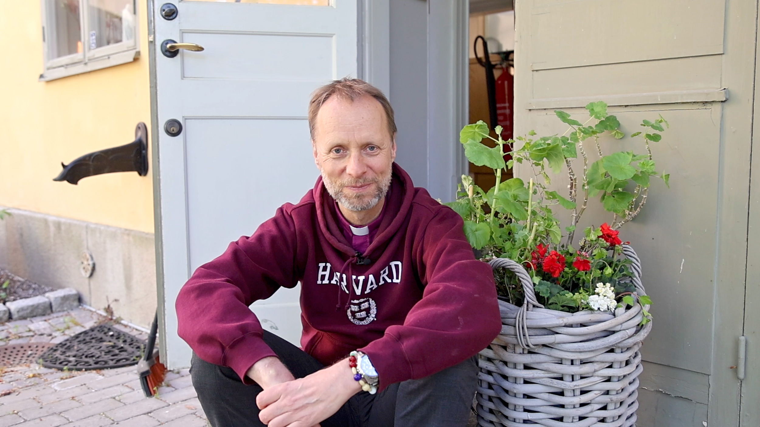 Mikael Mogren har varit drivande i att skapa en kyrklig gemenskap på nätet. Här vid en av många andakter från kökstrappan