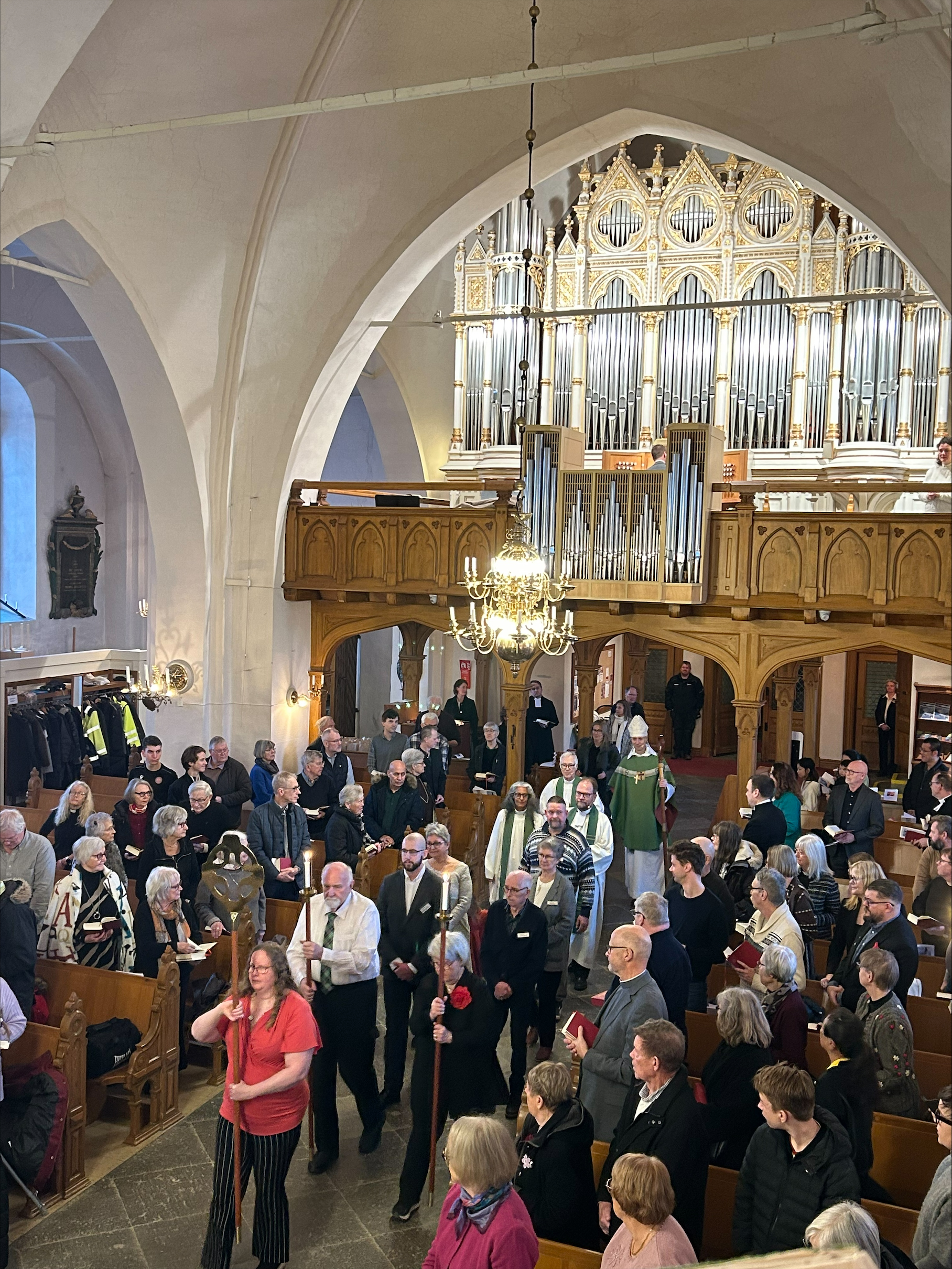 Bild tagen ovanifrån på inledningen i kyrkan vid söndagens festhögmässa i Köping där det nya Västmanlands kontrakt firades