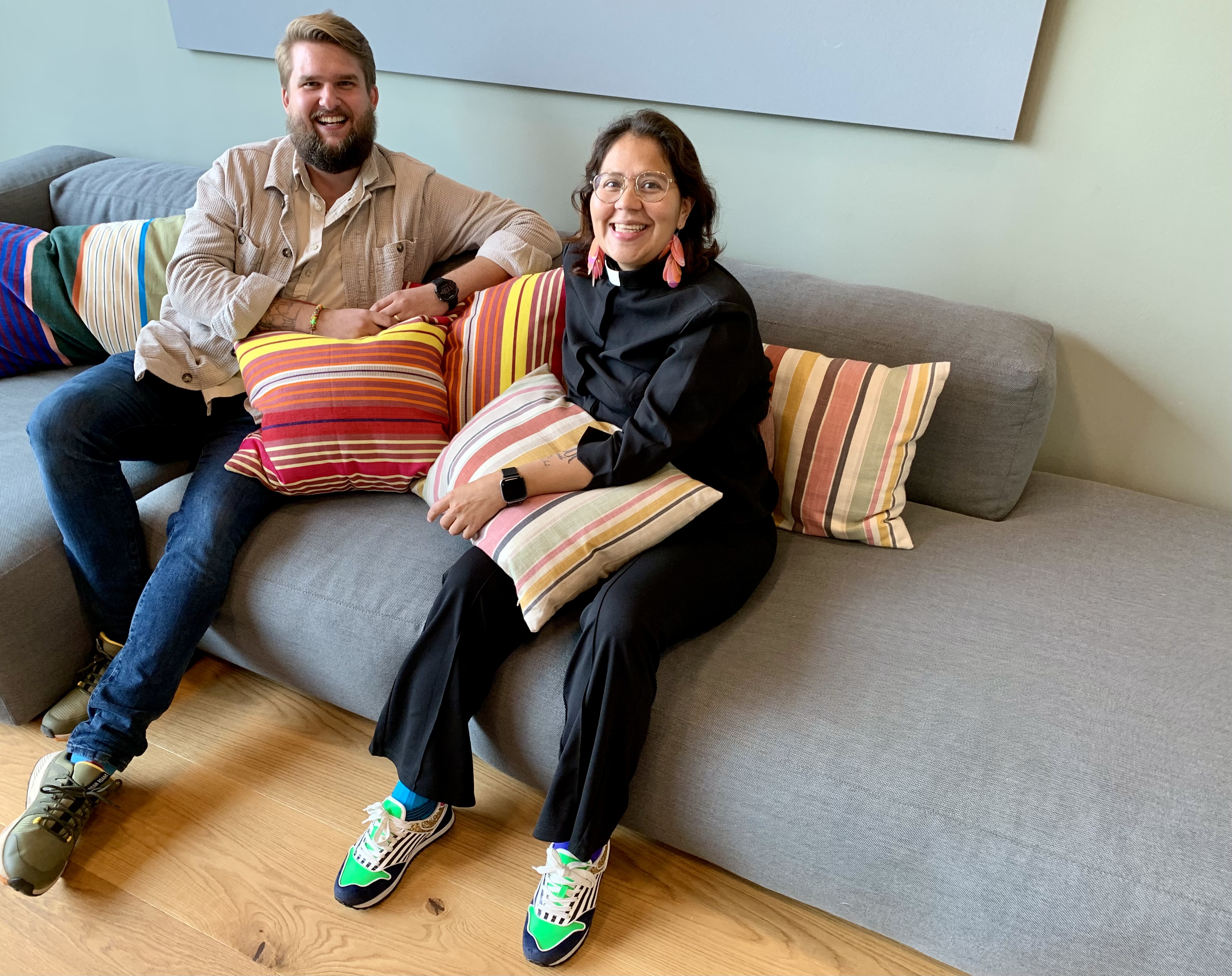 En man och en kvinna sitter i en soffa.