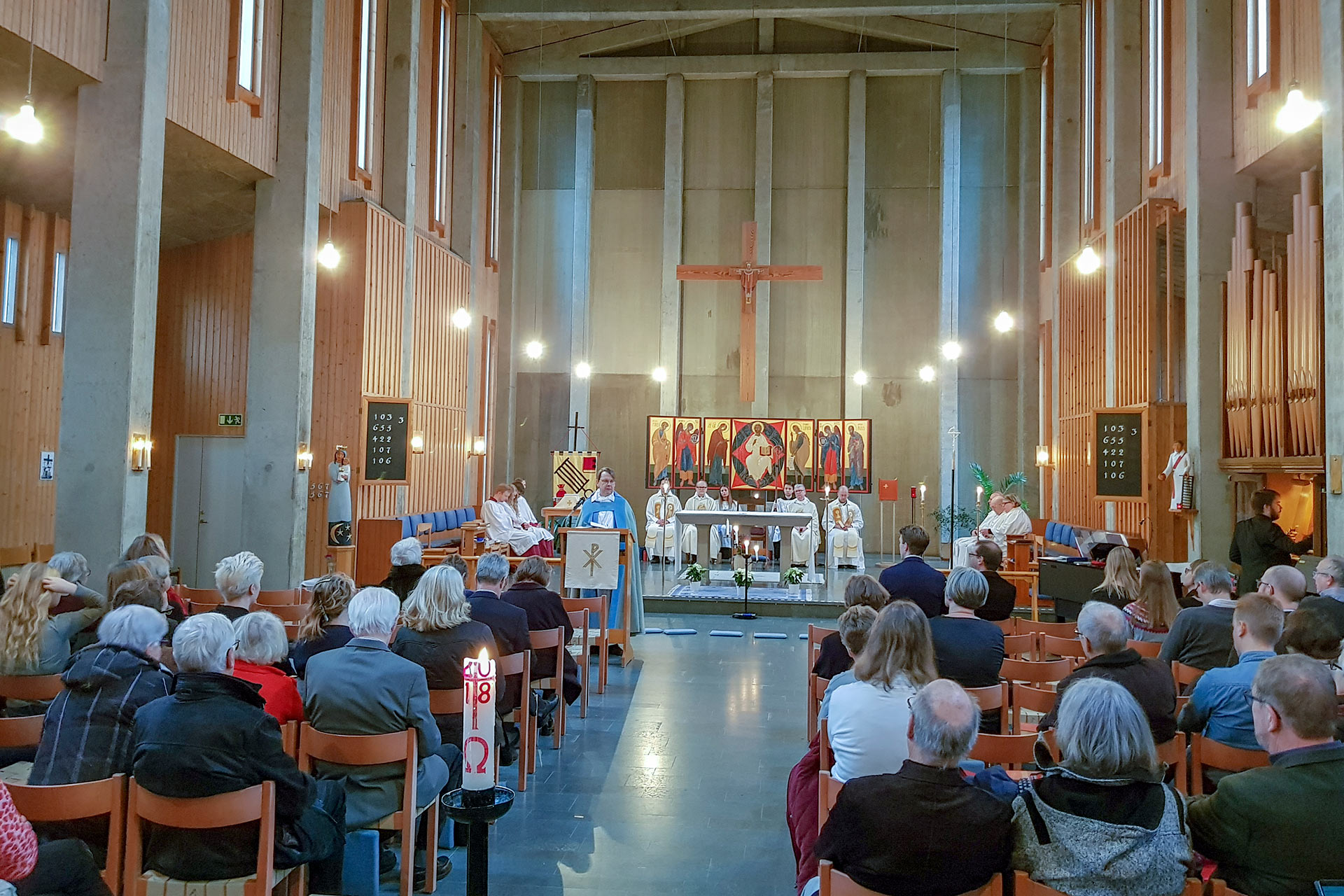 Gudstjänstfirande i avskalat kyrkorum.