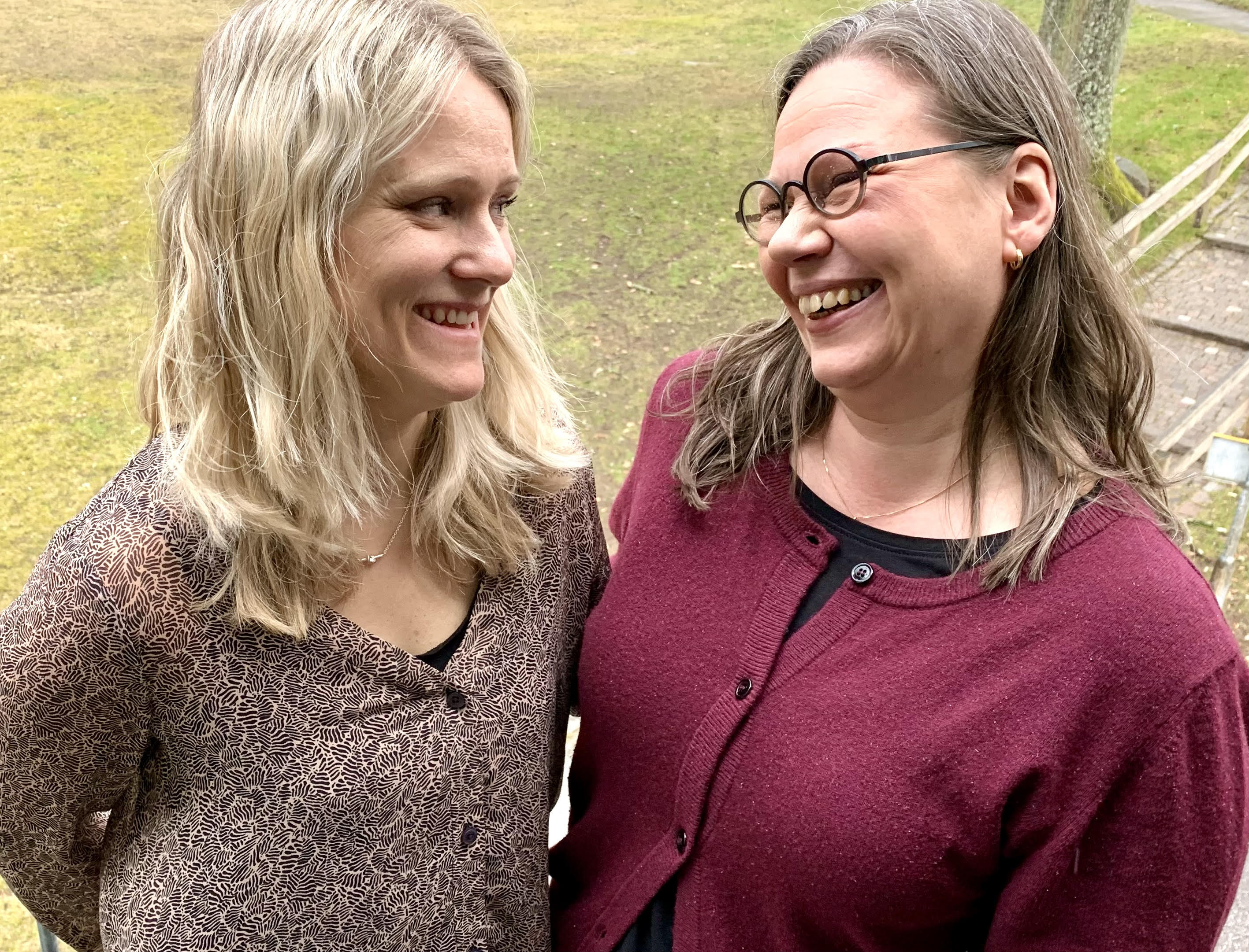 Två kvinnor skrattar