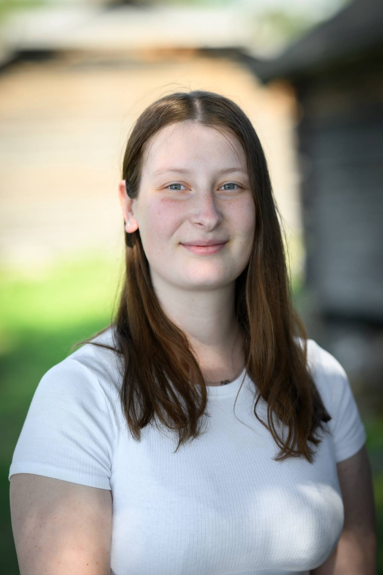 Ung kvinna med långt brunt hår.