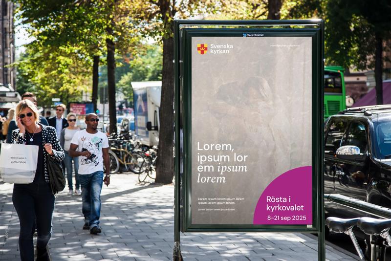 En utomhusannons i somrig gatumiljö.
