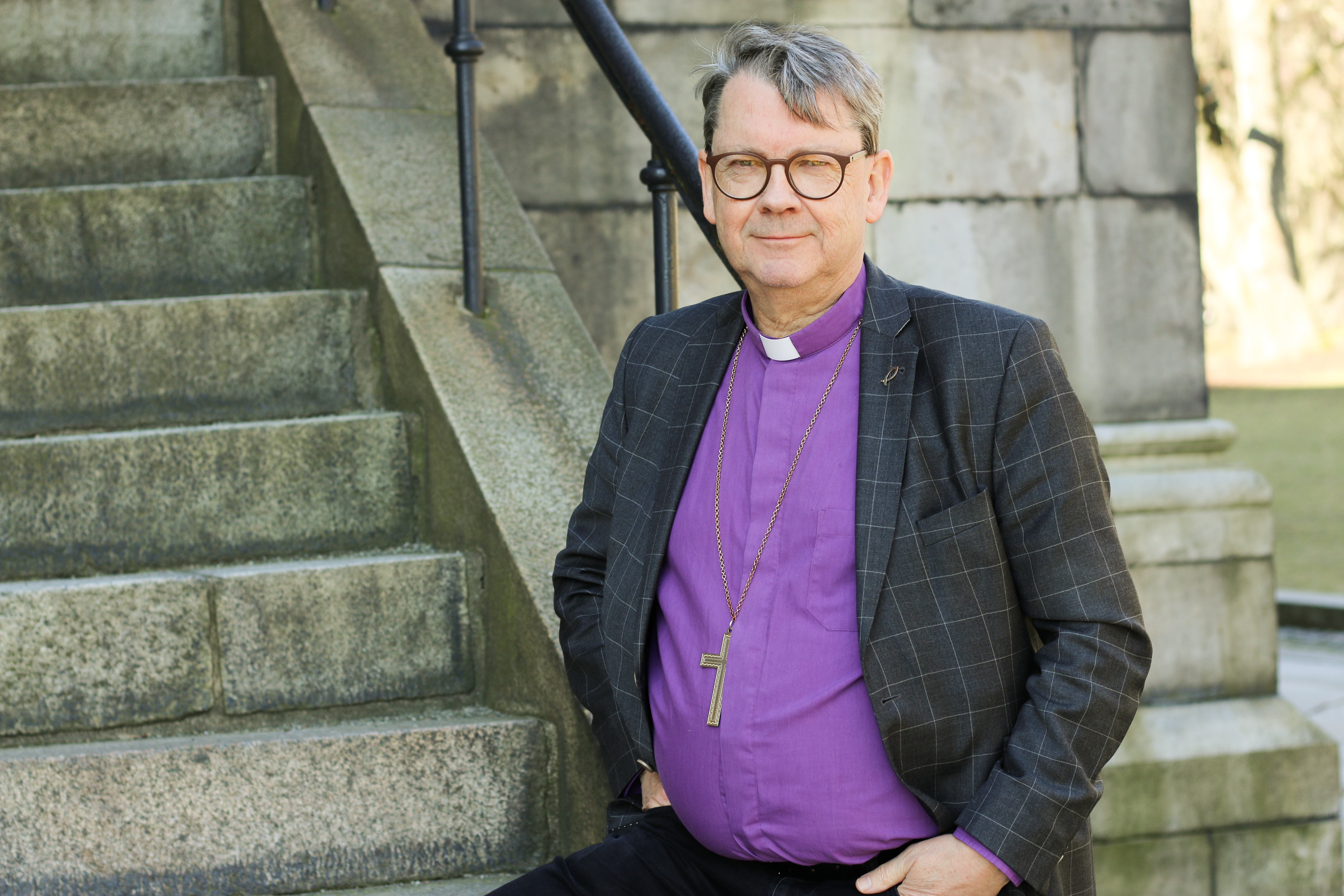 Biskop Johan Tyrberg vid domkyrkan östra trappan