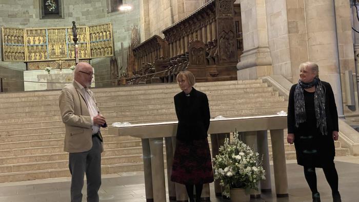 Tre personer i en kyrka