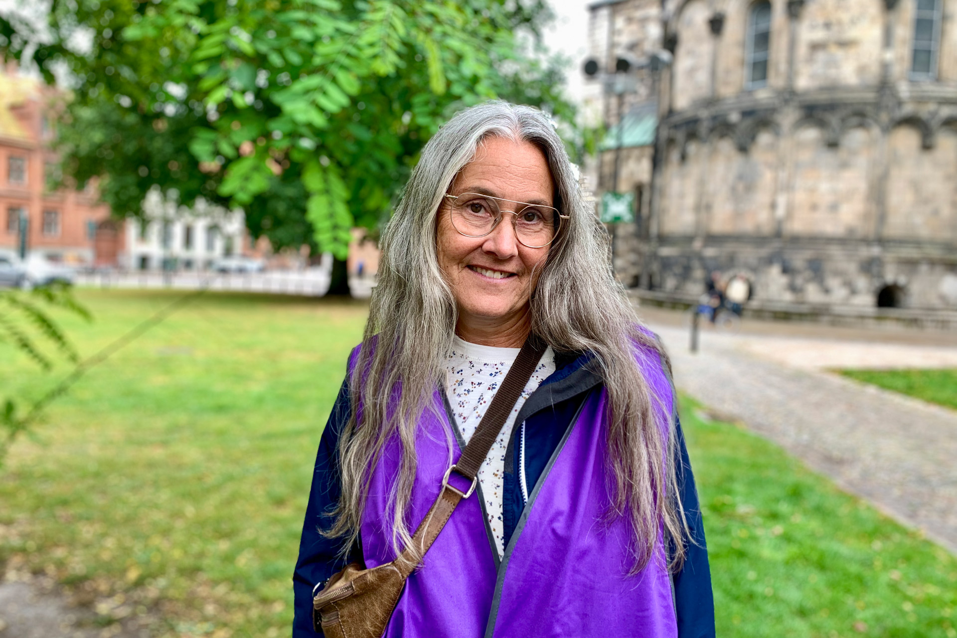 Kvinna med långt grått hår.