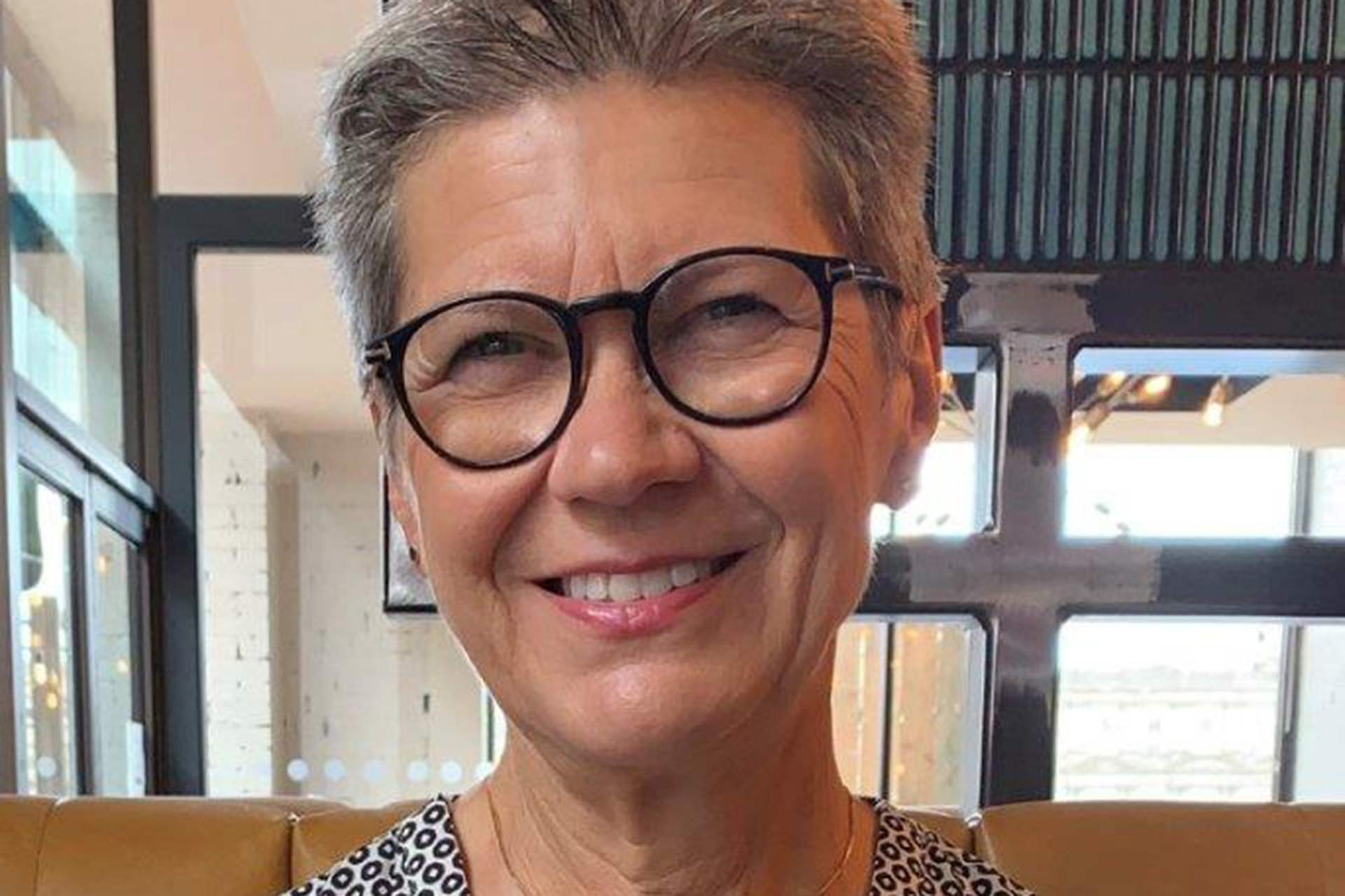 Kortklippt kvinna med glasögon.