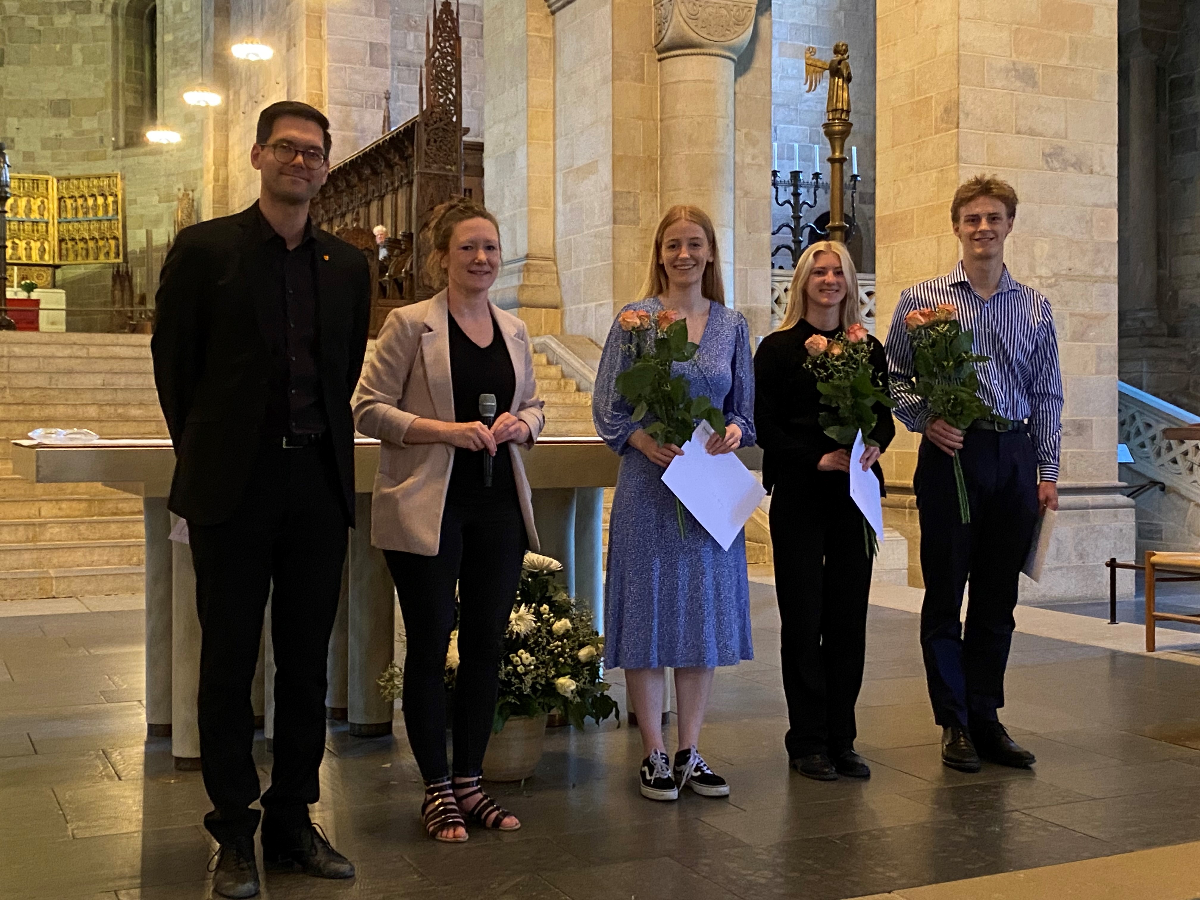 Fem personer står framme i koret i domkyrkan.