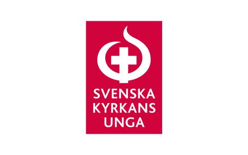 Vitt kors med vit flamma mot röd bakgrund och texten Svenska kyrkans unga.