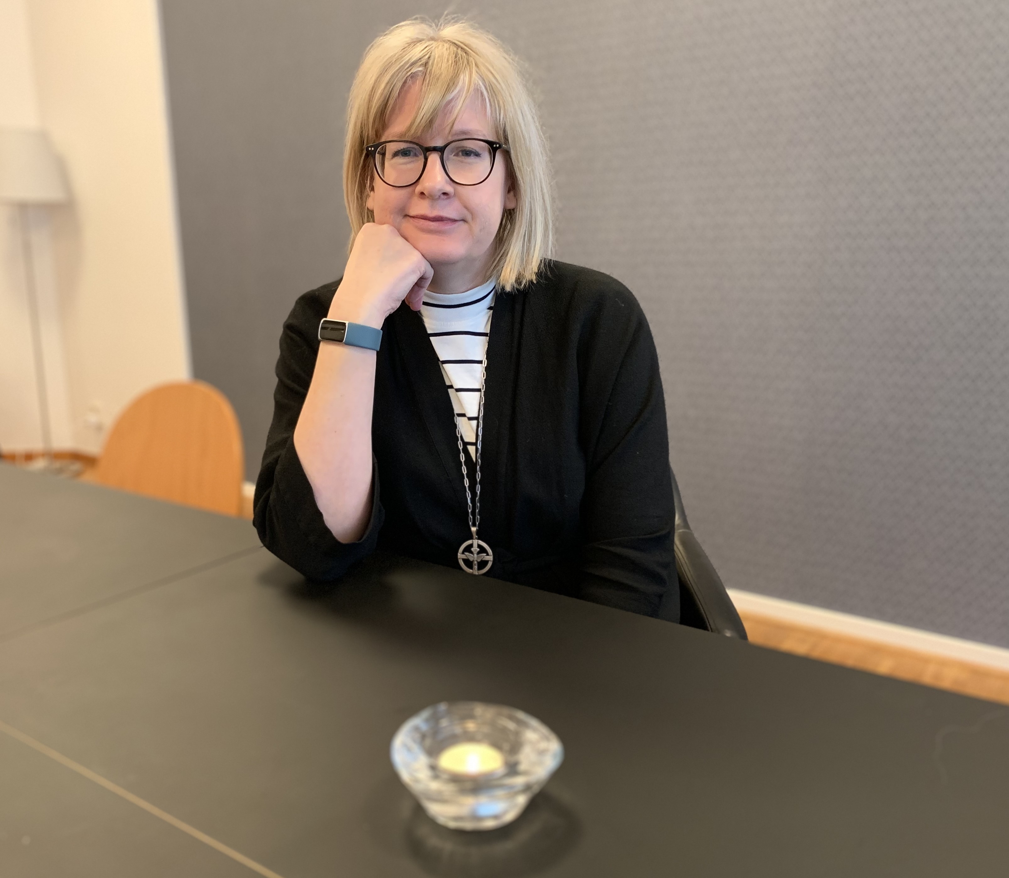 Kvinna med ljust hår och glasögon.