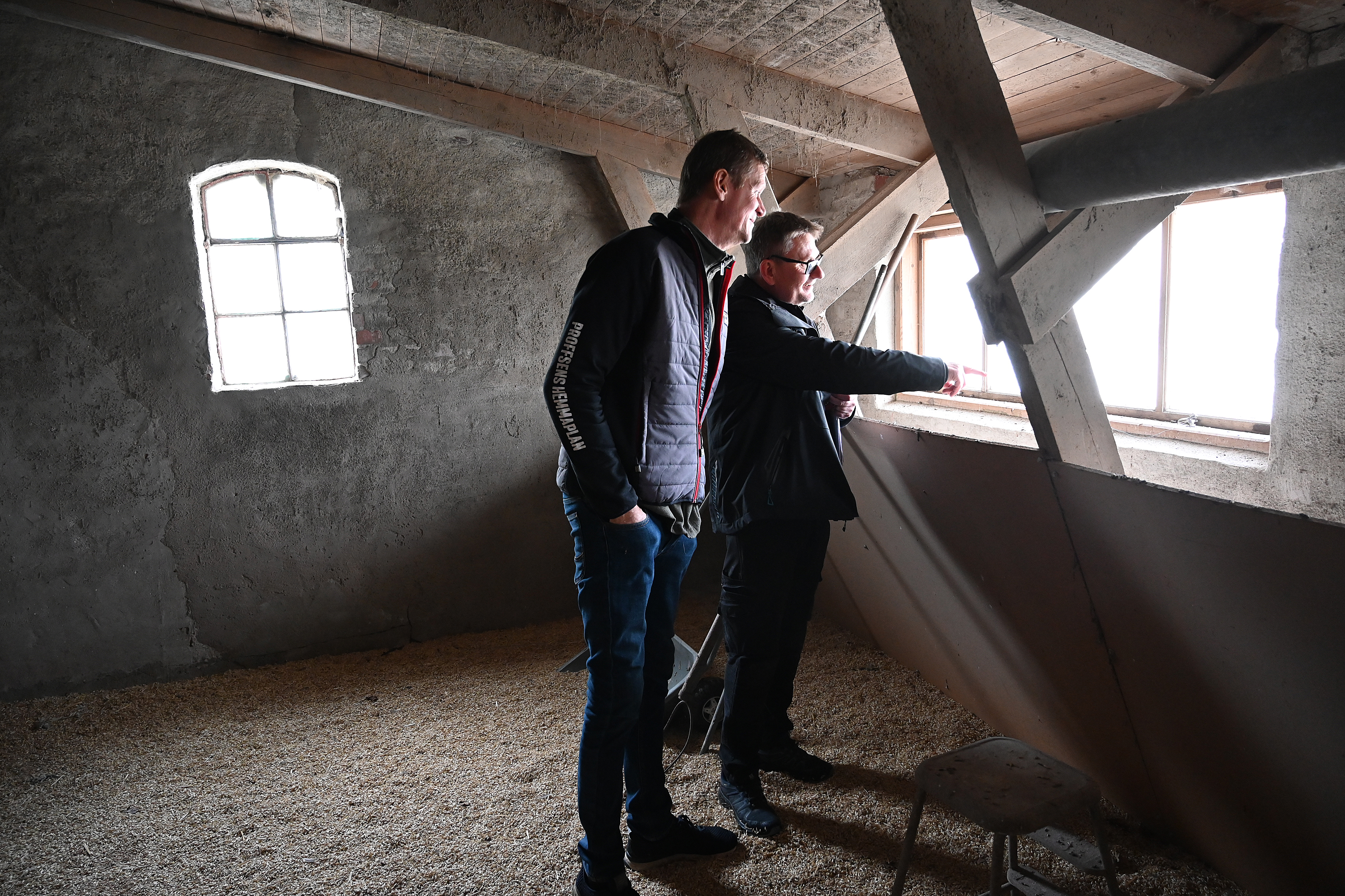 Två män vid ett fönster