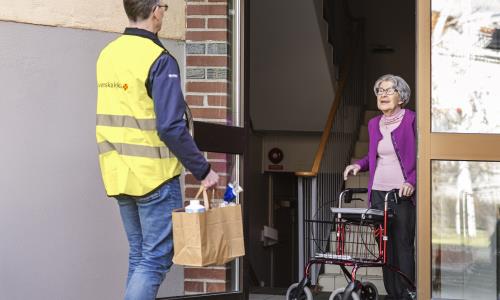 Tillsammans med andra aktörer har Svenska kyrkan under året hjälpt äldre och andra i riskgrupp med inhandling av mat och viktiga varor. I en tid av oro och kris vill vi förmedla ett hopp.