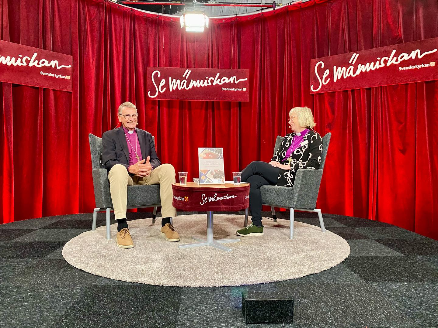 Biskop Susanne i samtal med biskop emeritus Per Eckerdal.