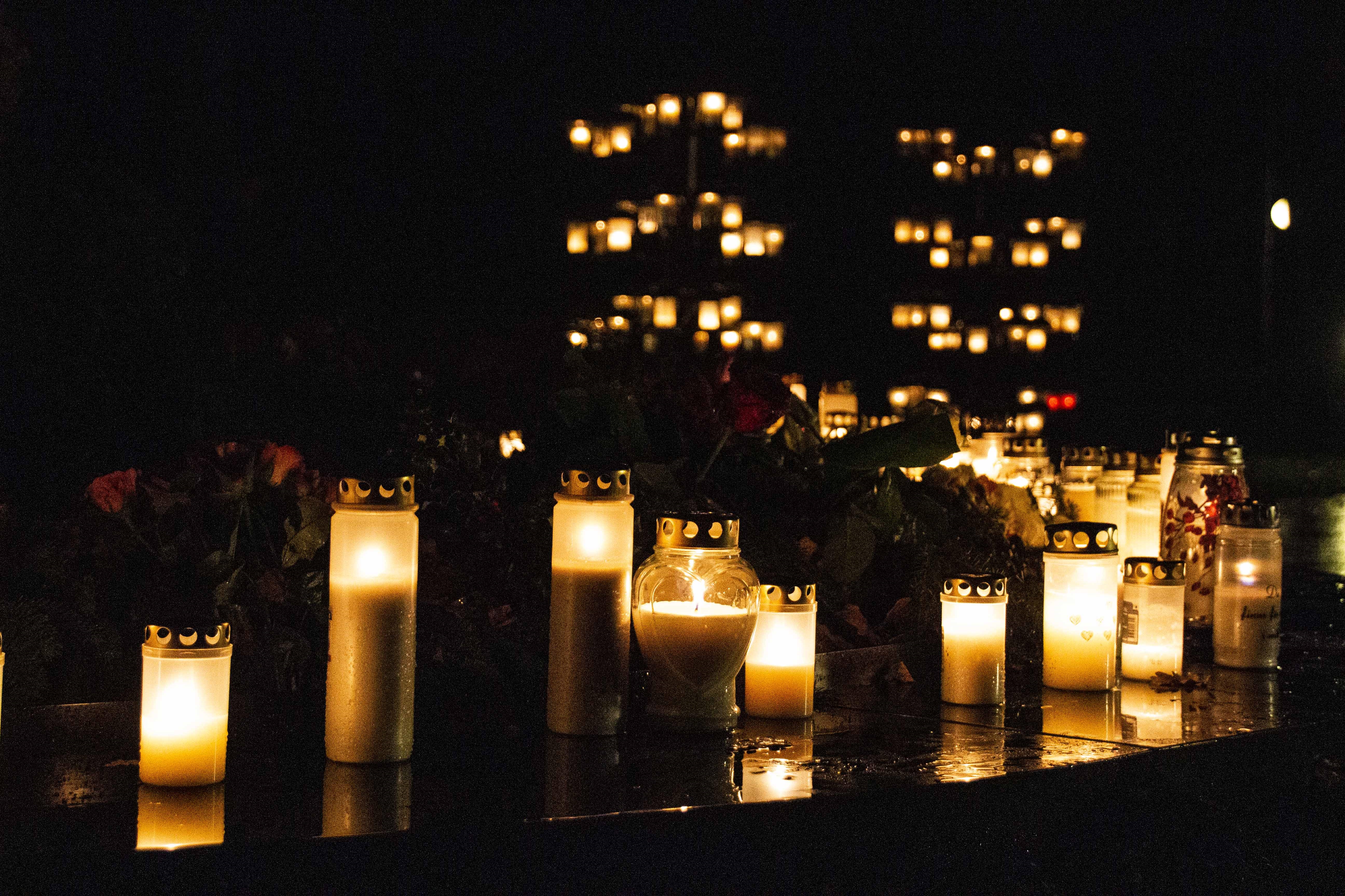 Brinnande lyktor på kyrkogård