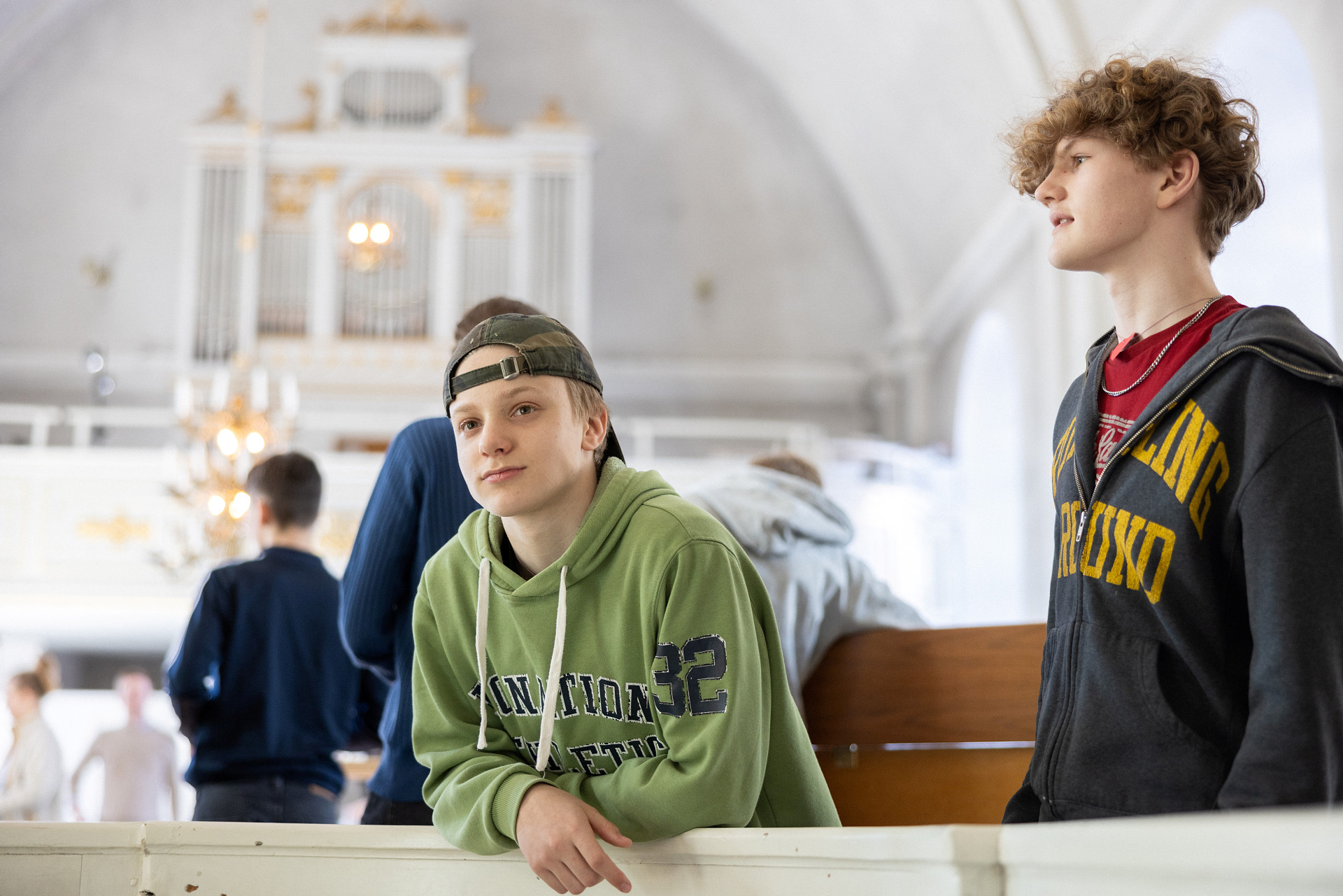 Två tonåriga killar i en kyrka.