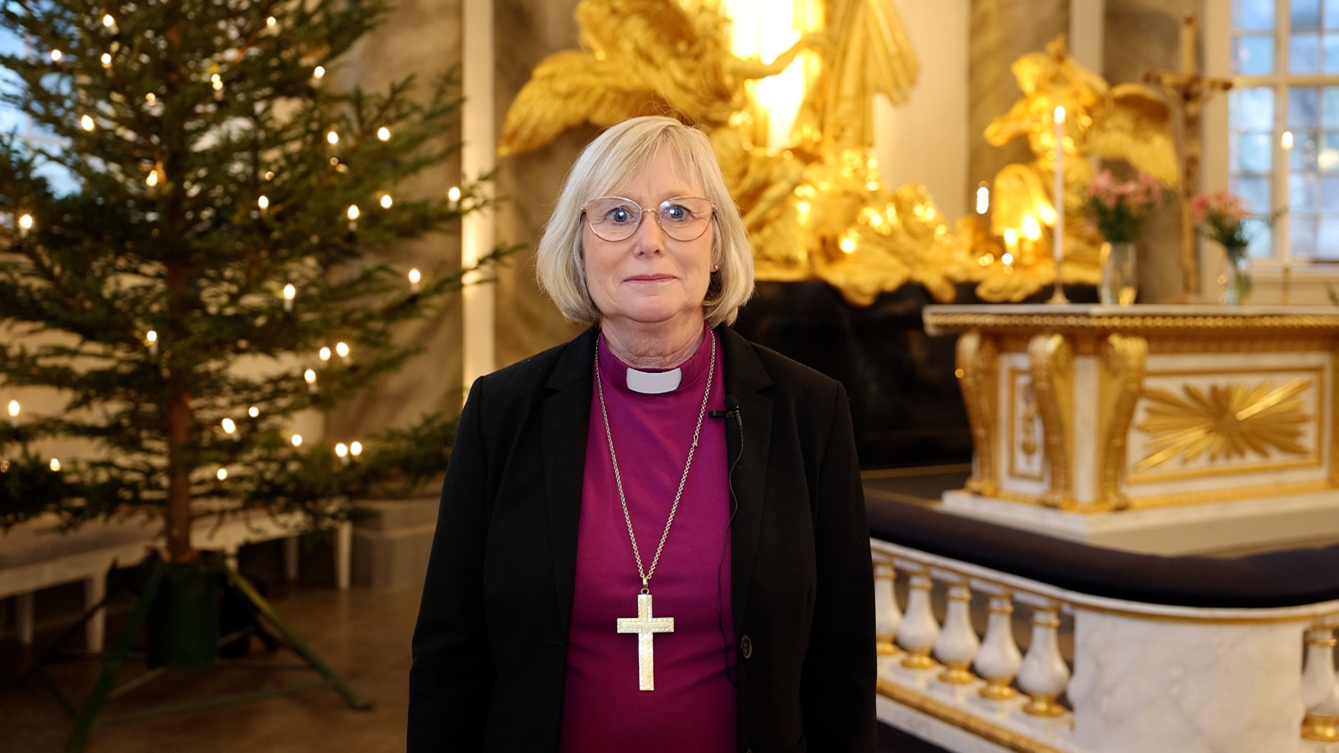 Bild på biskop Susanne framför julgran i Göteborgs domkyrka