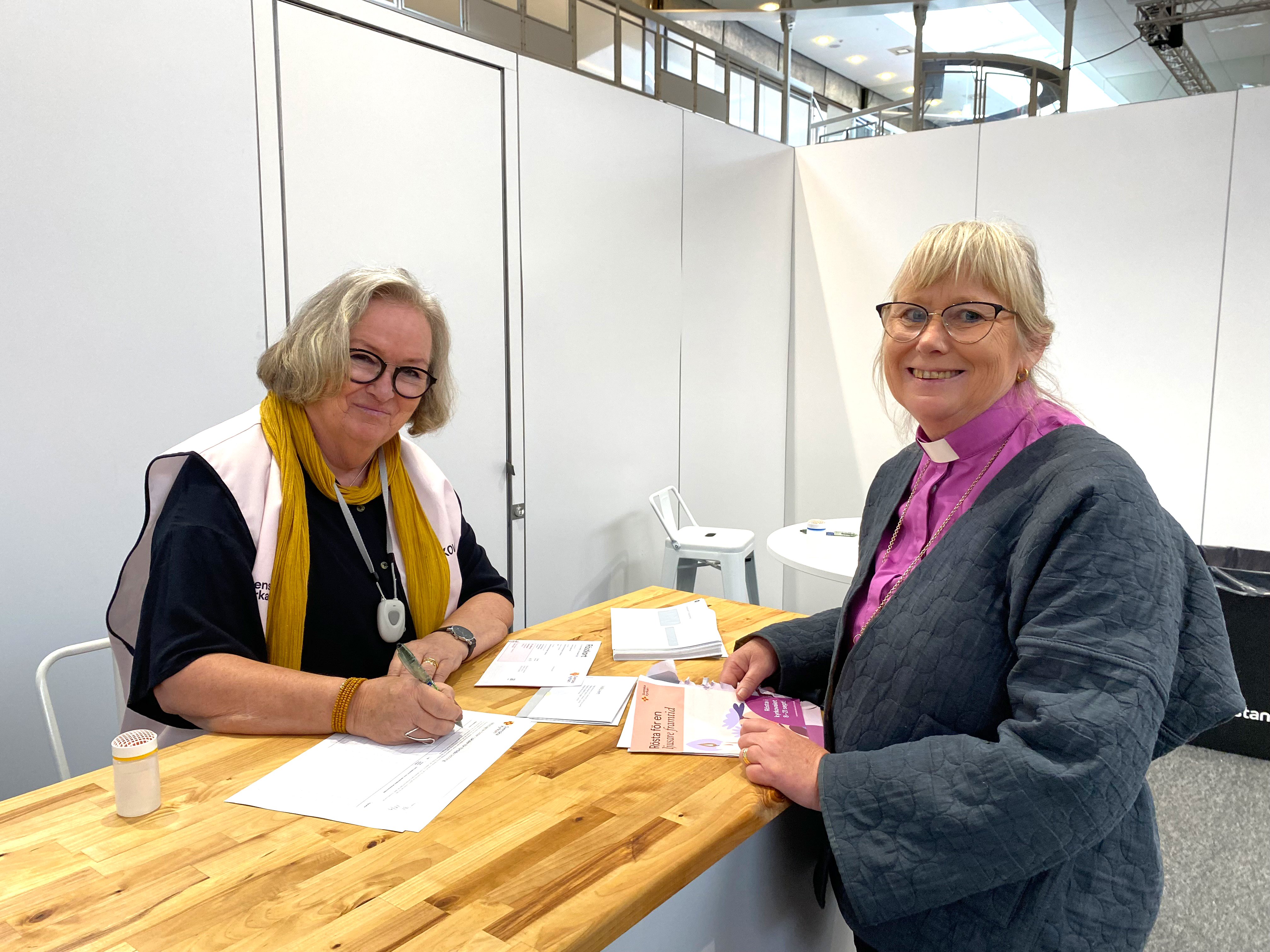 Biskop Susanne förtidsröstar i Nordstan.