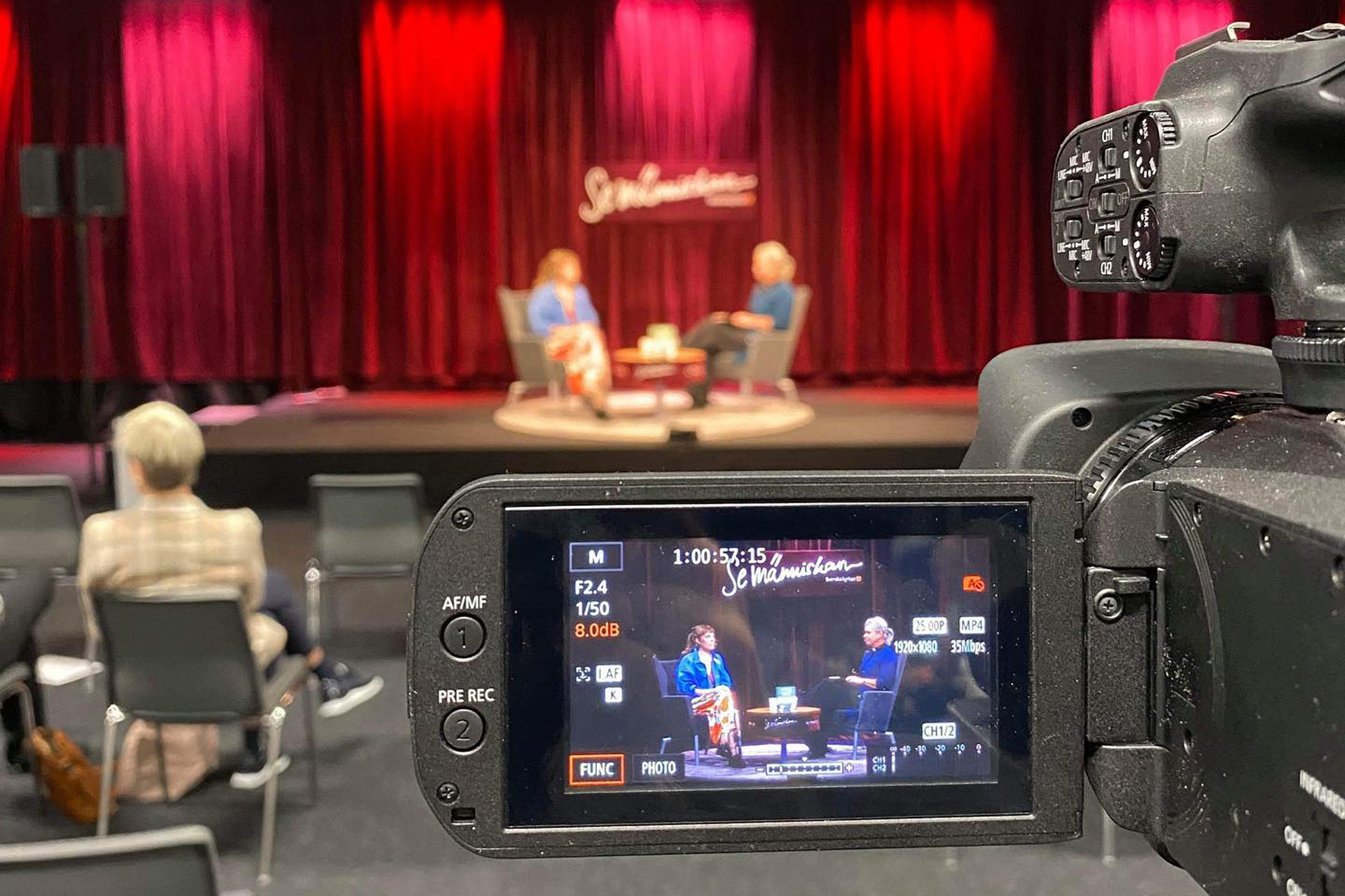 Kamera som visar filminspelning från Svenska kyrkans Se människan-scen på Bokmässan.