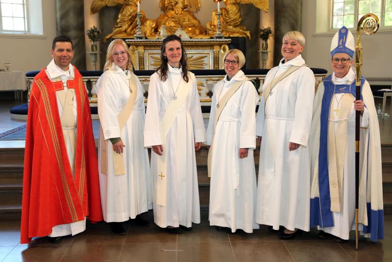 Domprost Stefan Hiller och biskop Susanne Rappmann flankerar de nyvigda diakonerna Cecilia Jonberg, Frida Winge, Maria Larsson och Niina Lybacken i Göteborgs domkyrka. 