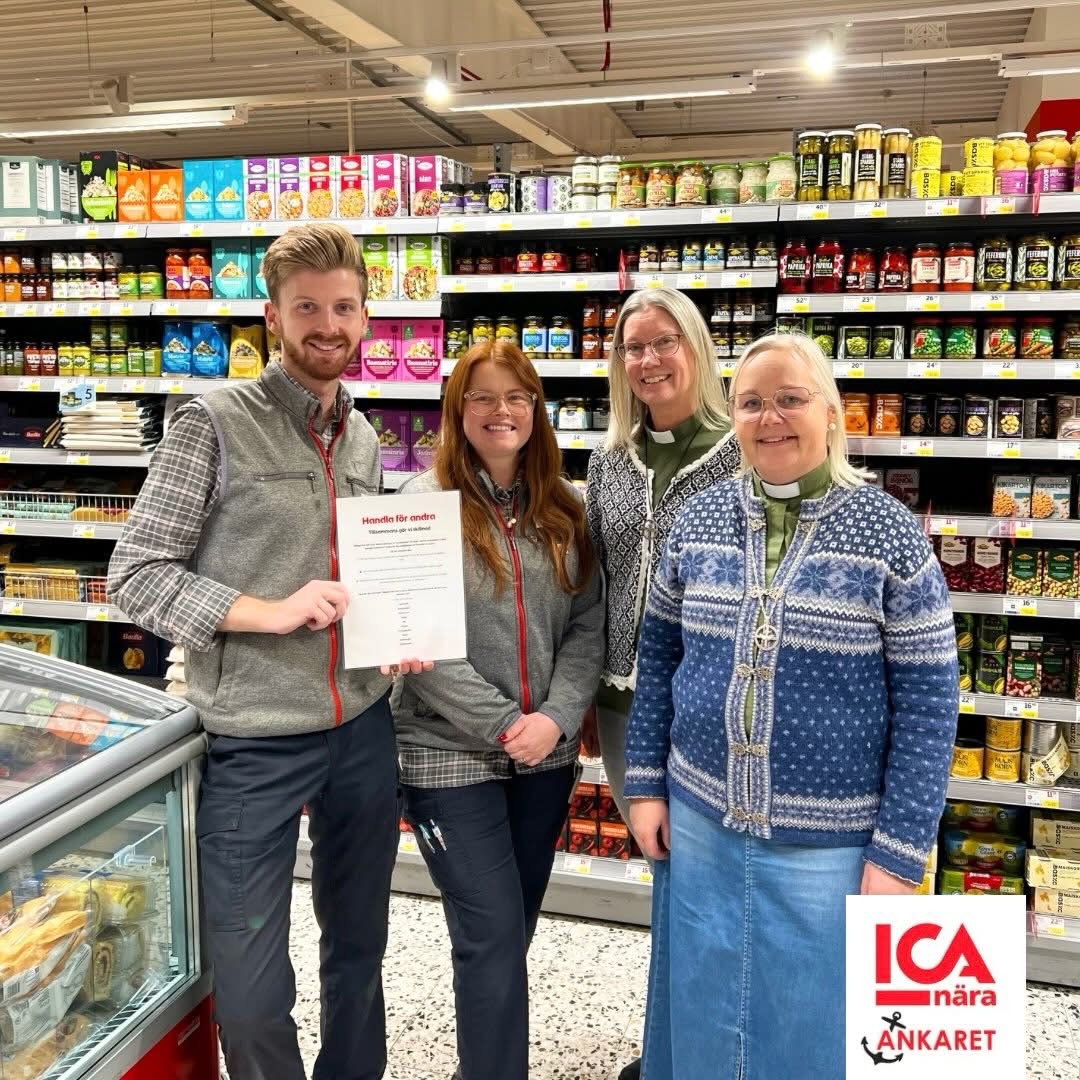 Två personer från Ica och två från Sotenäs pastorat står tillsammans i en matbutik.