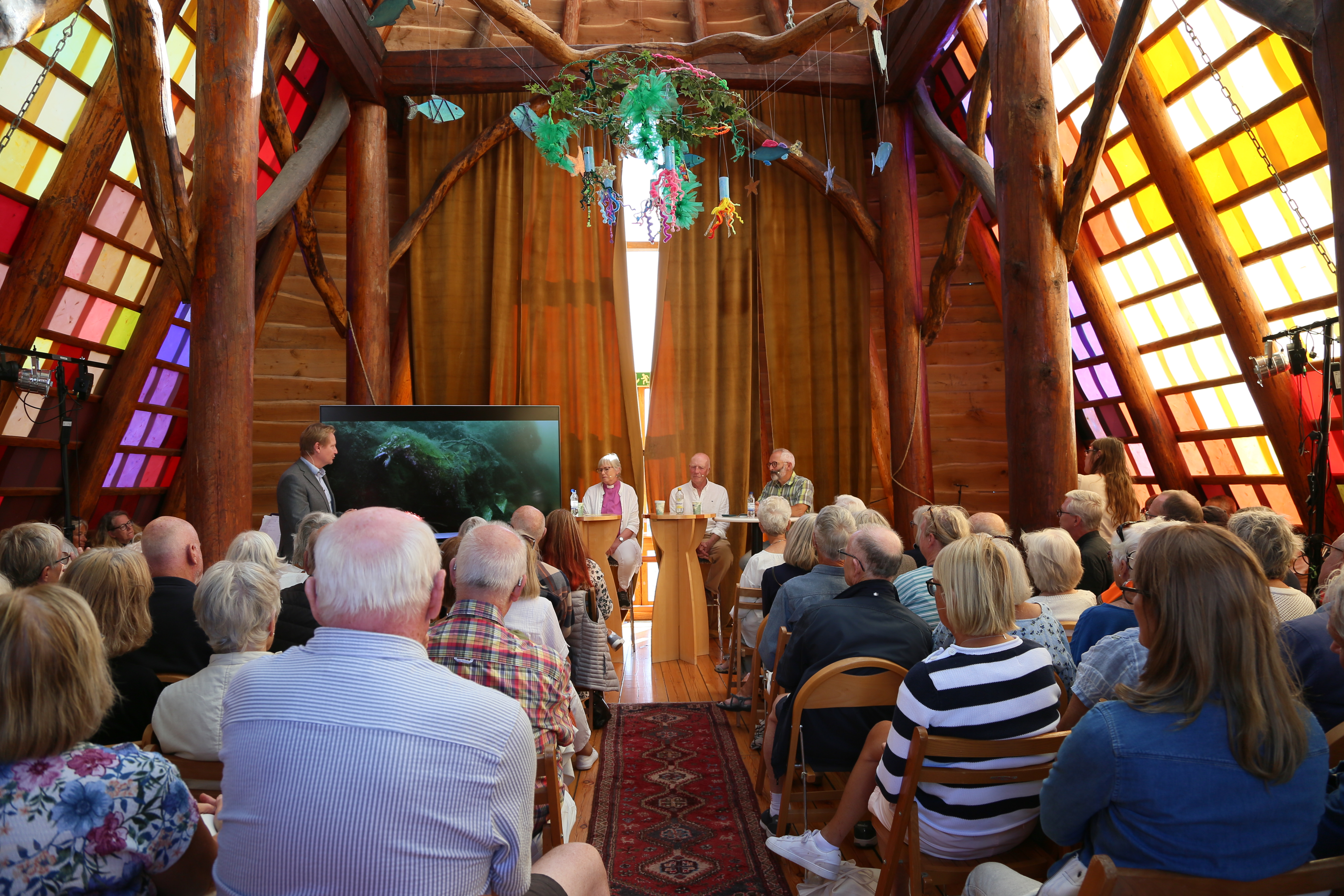 Biskop Susanne samtalar i Håpets katedral.