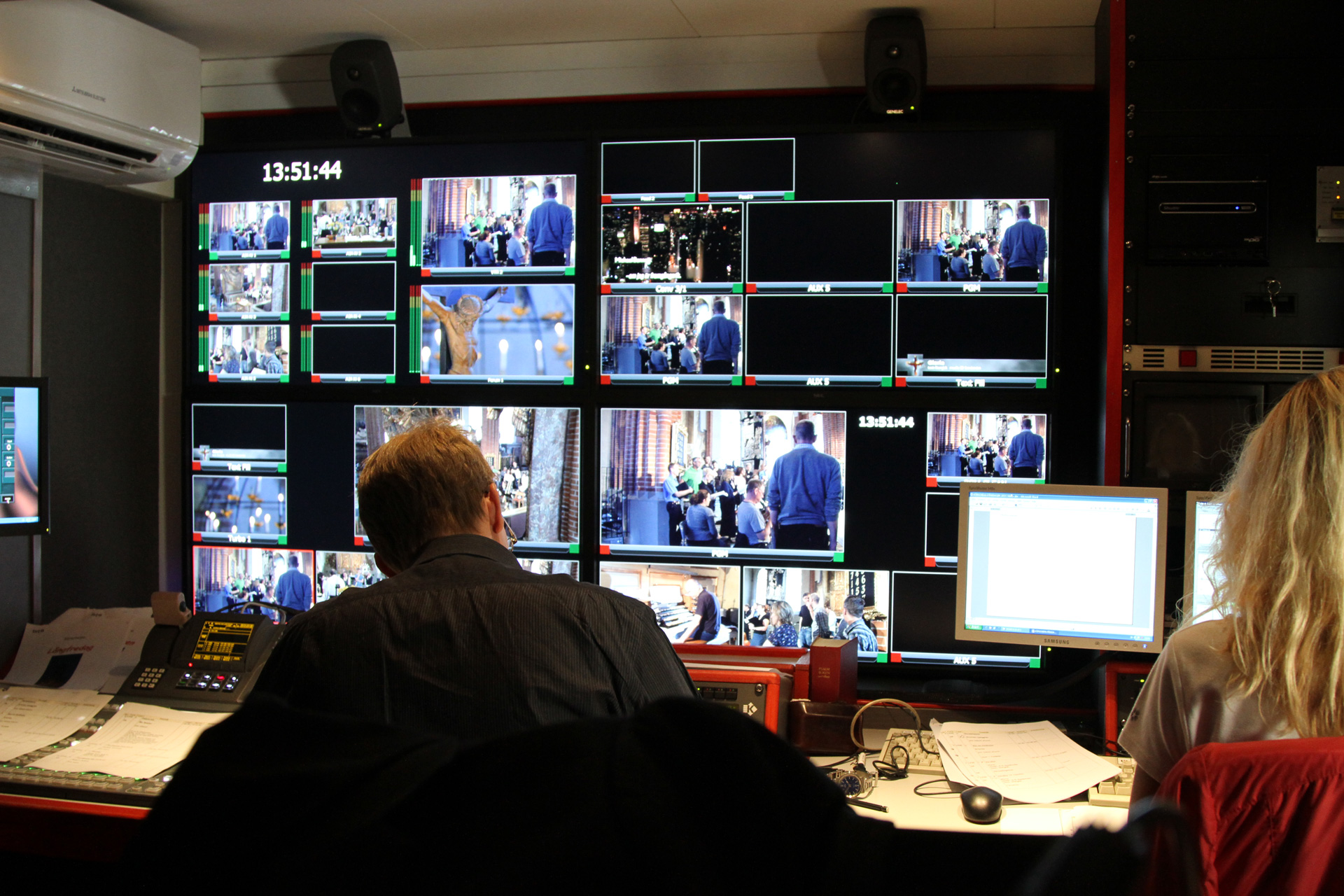 Johannes Söderberg inifrån OB-bussen. 