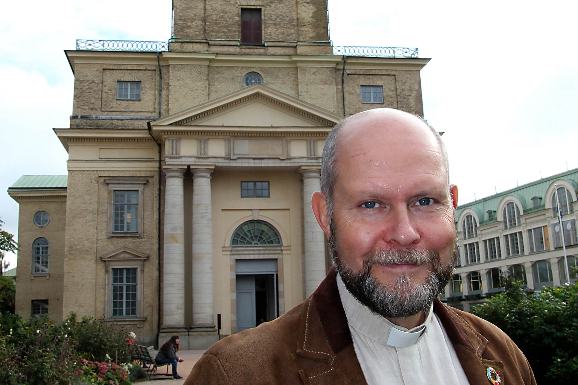 Lars Björksell framför domkyrkan i Göteborg.