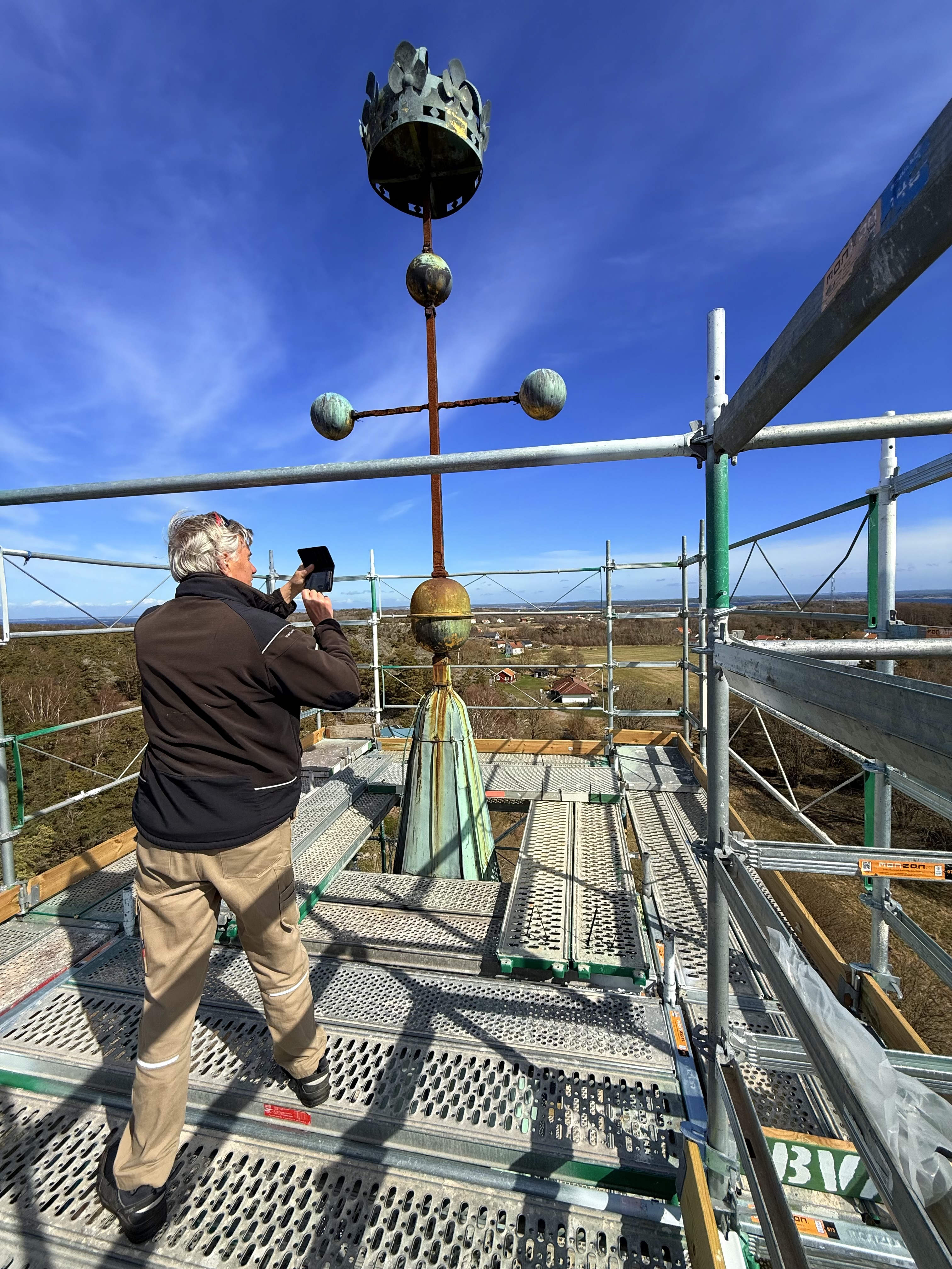 Byggnadsställningar på Koster kyrkas tak.