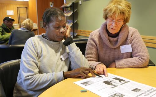 Apangi Akwai och Kerstin Jansson övar svenska tillsammans på språkcaféet i Bäve kyrka.