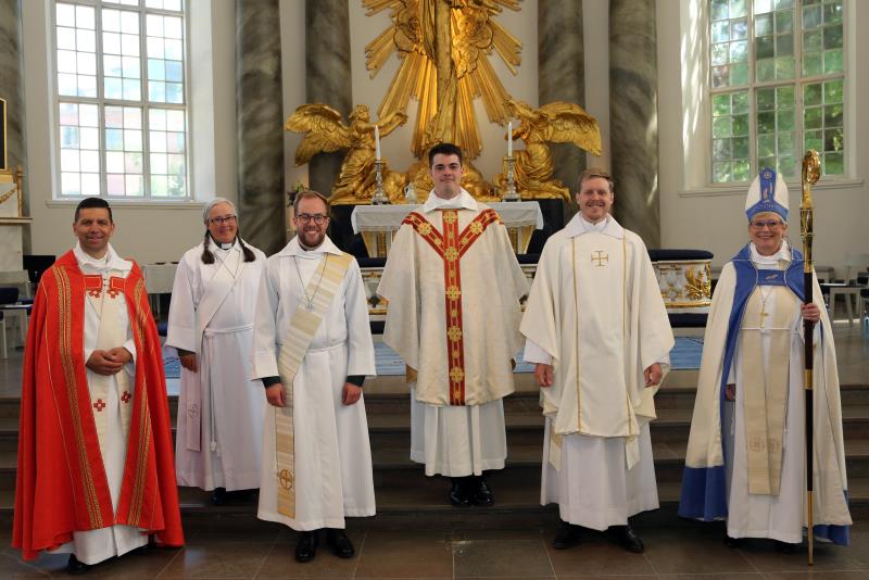 Diakonerna Ulrika Espenholt och Victor Tedeman samt prästerna Erik Gislason och Staffan Schmidt flankeras av domprost Stefan Hiller och biskop Susanne Rappmann, direkt efter vigningen i domkyrkan.