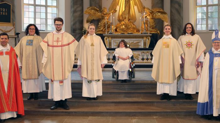 Domprost Stefan Hiller och biskop Susanne Rappmann flankerar Birgitta Sjöström Aasa, Magnus Strand, Stina Tysk, Ida Mattsson, Jenny Grimbeck och Agneta Ljungquist. 