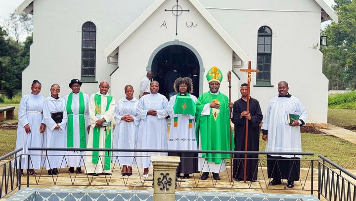 Blivande präster framför kyrkan vid seminariet i Umphumulo.