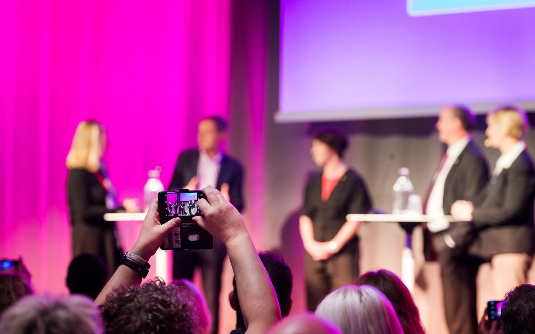 bild från mässa på paneldeltagare