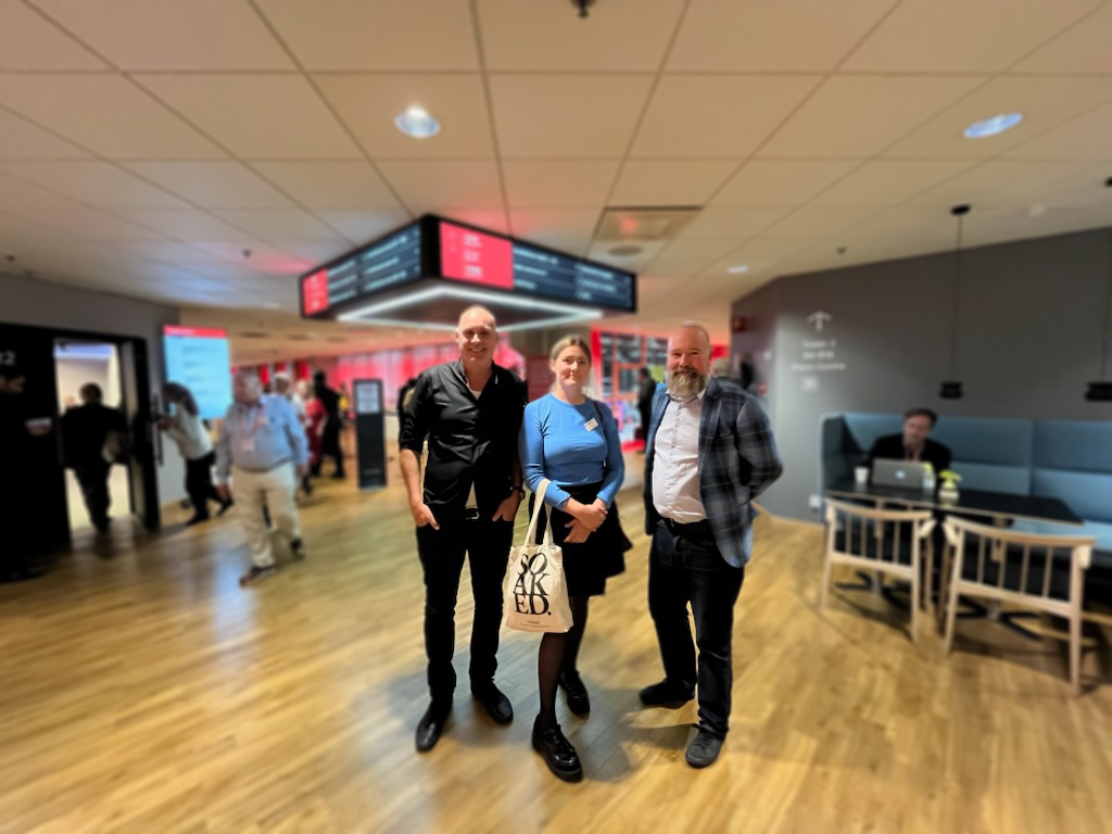 Bild på Pontus Nilsen och Johan Söderman och Maja Larsson från Bokmässan
