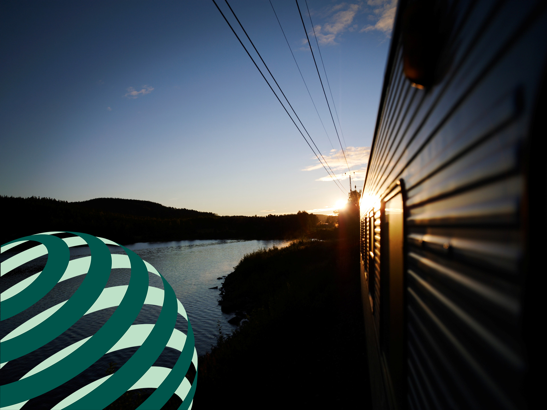 Tåg i solnedgång med signalelement för hållbar utveckling