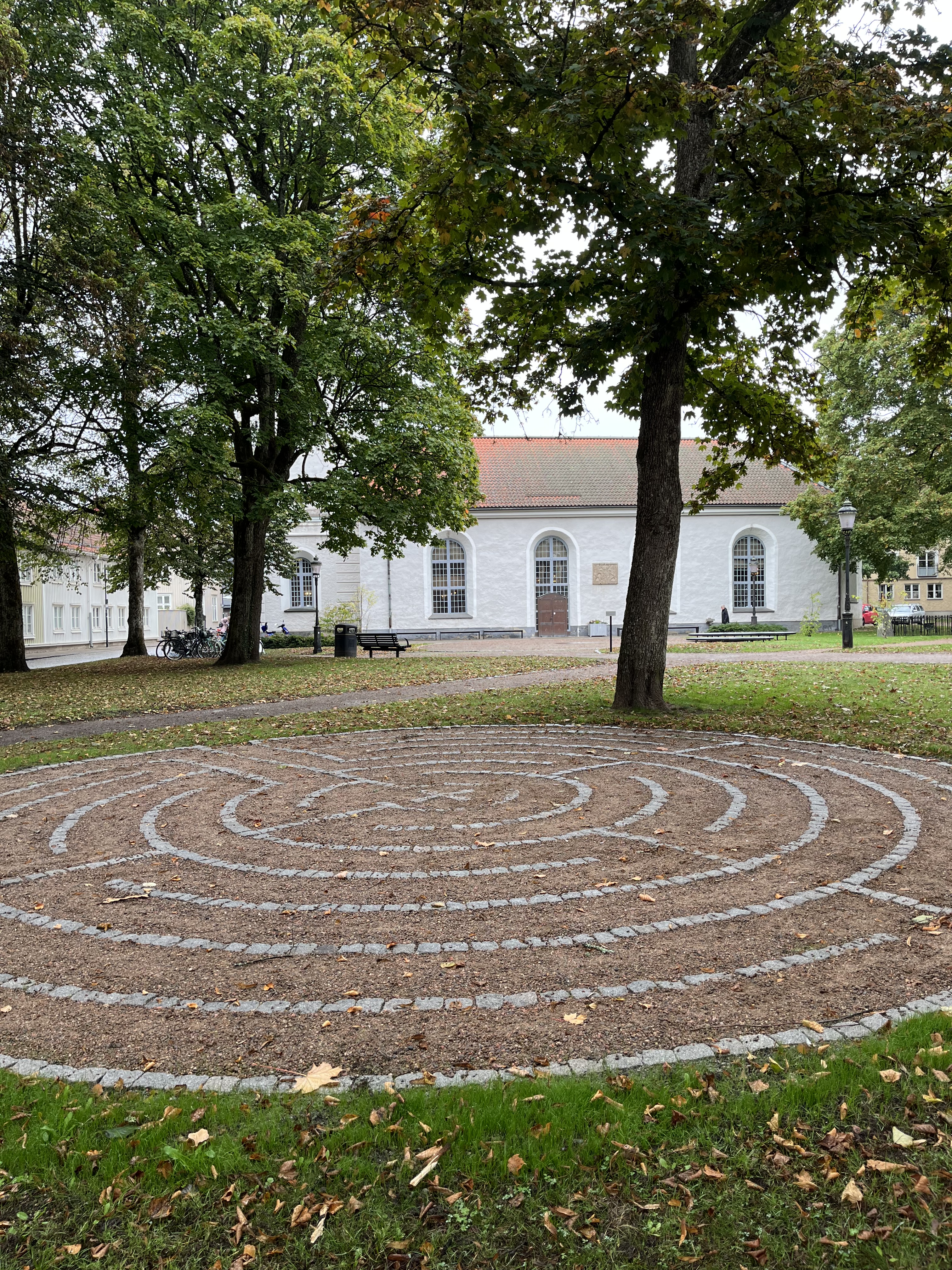 Labyrint med kyrka bak