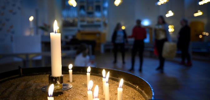 Lovö, Ekerö, Munsö och Adelsö kyrka är öppna varje söndag kl 11:00-15:00 för ljuständning och bön. Söndag 11 april är dock Ekerö kyrka stängd. Präst närvarar i den kyrka som sänt digital gudstjänst. Ekebyhovskyrkan är öppen vardagar 9-16.