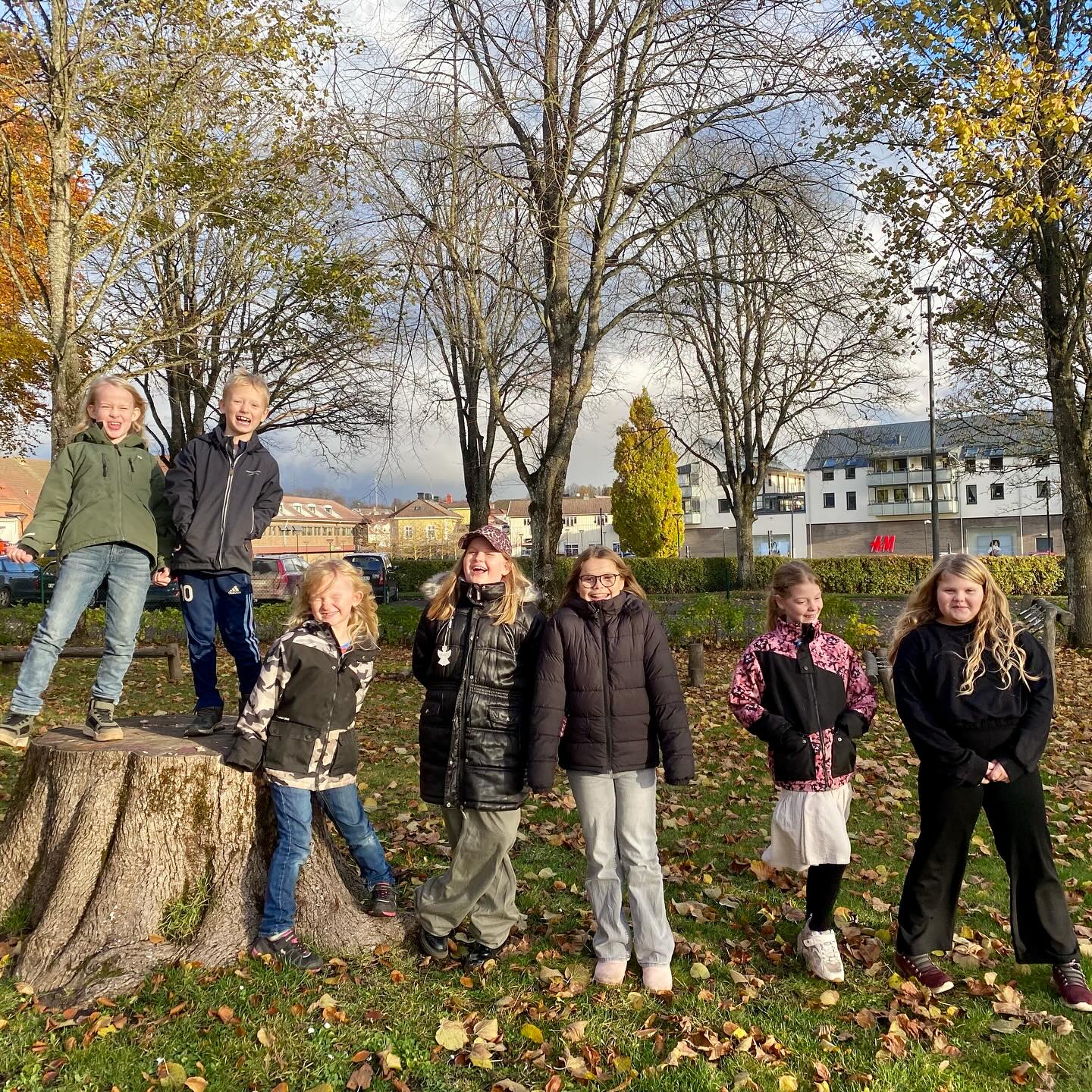 Barn i Prästgårdens trädgård