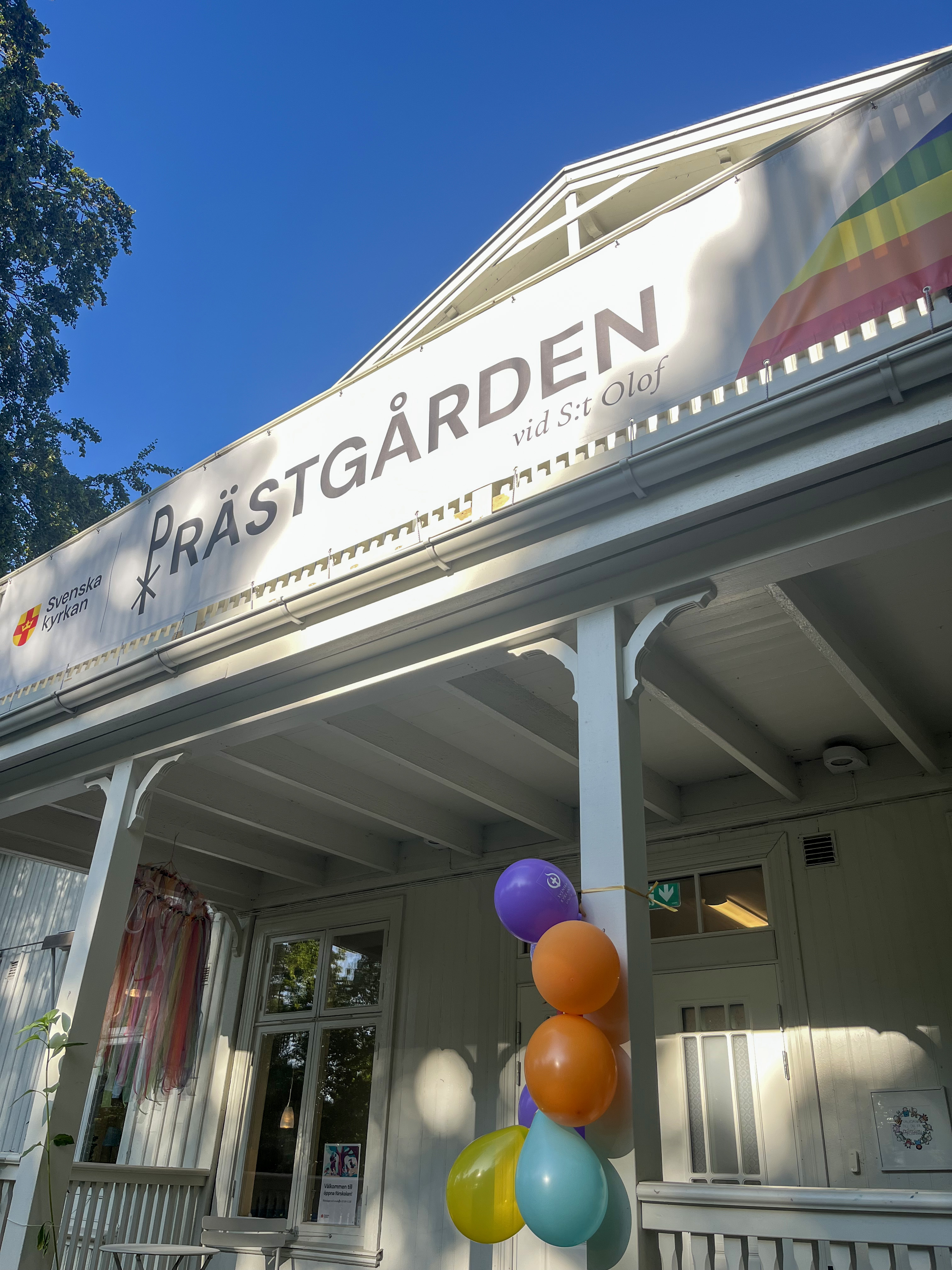 Ingången till Prästgården vid S:t Olofs kyrka smyckad med ballonger.