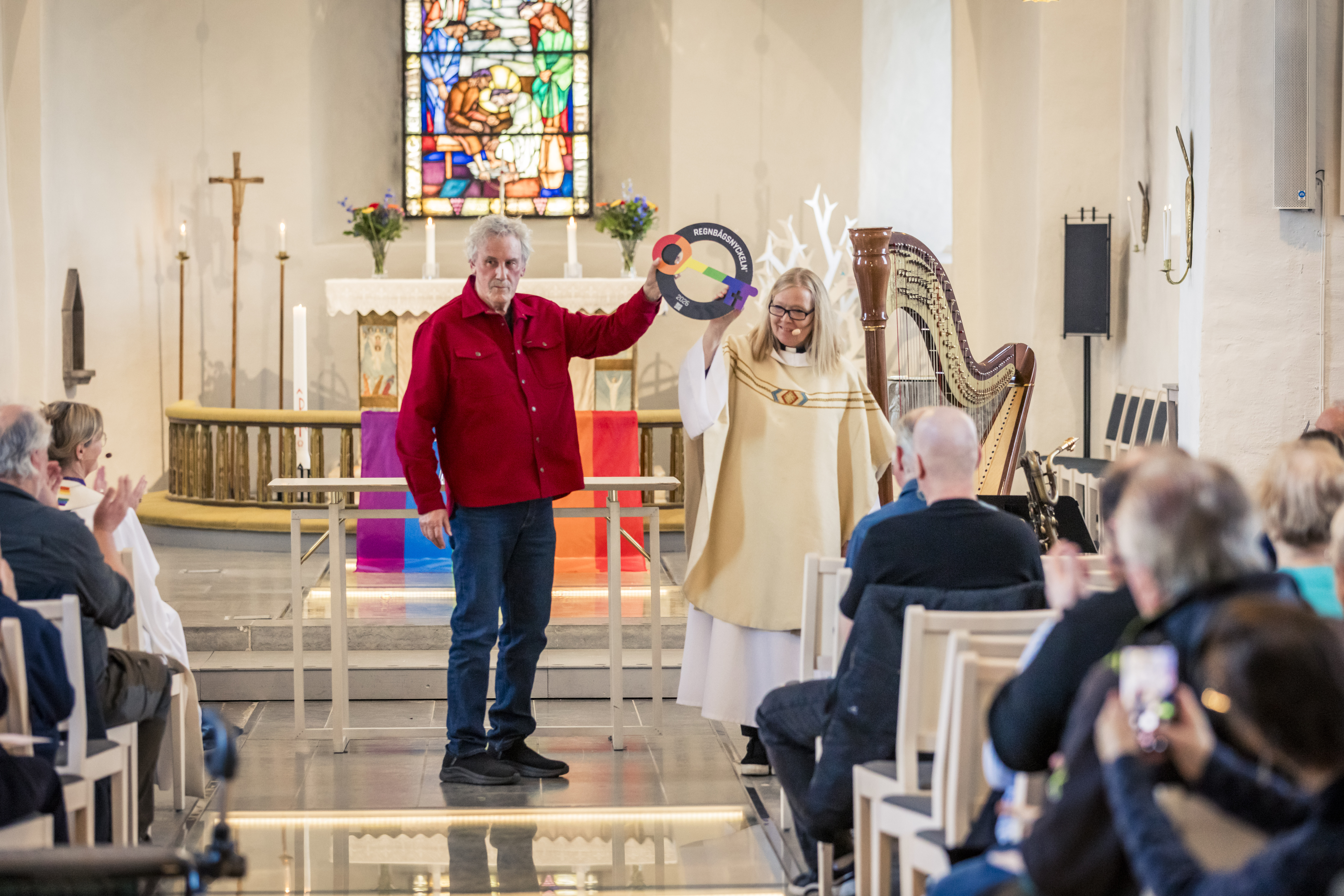 Regnbågsnyckeln överlämnas i S:t Olofs kyrka.