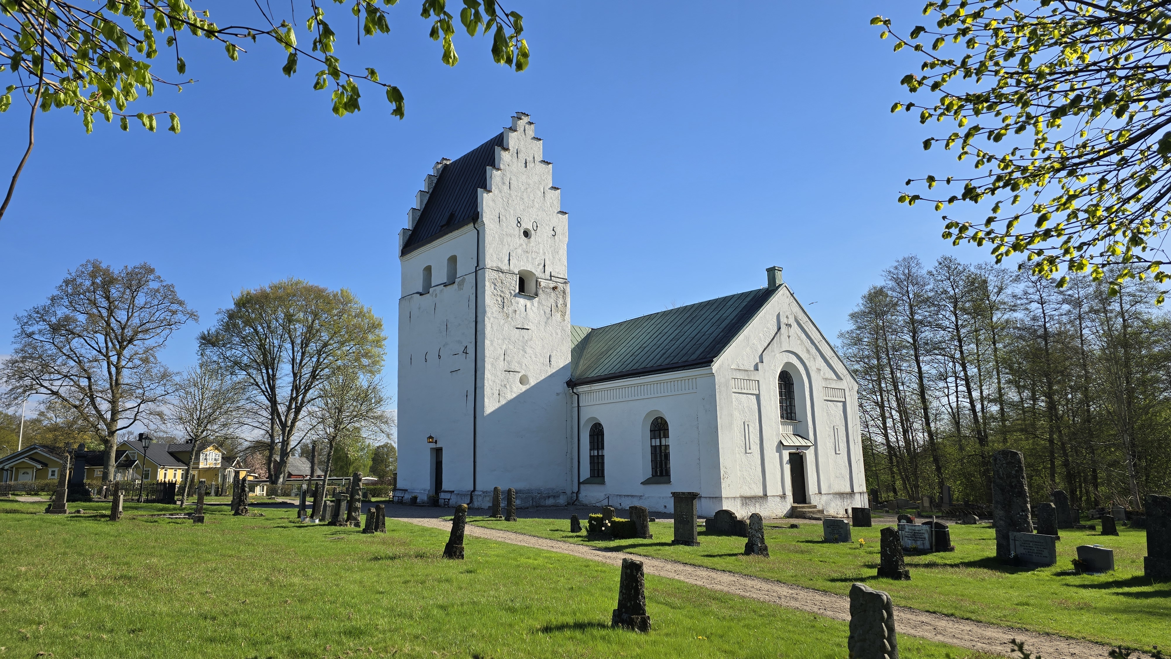 Finja kyrka i morgonsol