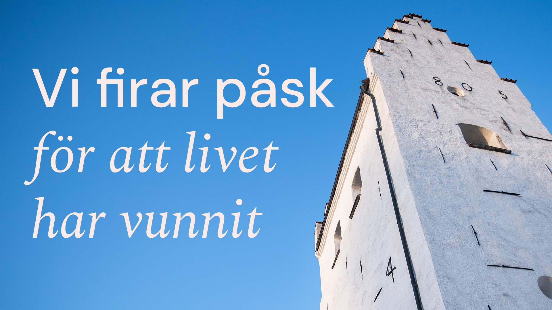 Ett vitt kyrktorn mot klarblå himmel. I bilden står det: "Vi firar påsk för att livet har vunnit"