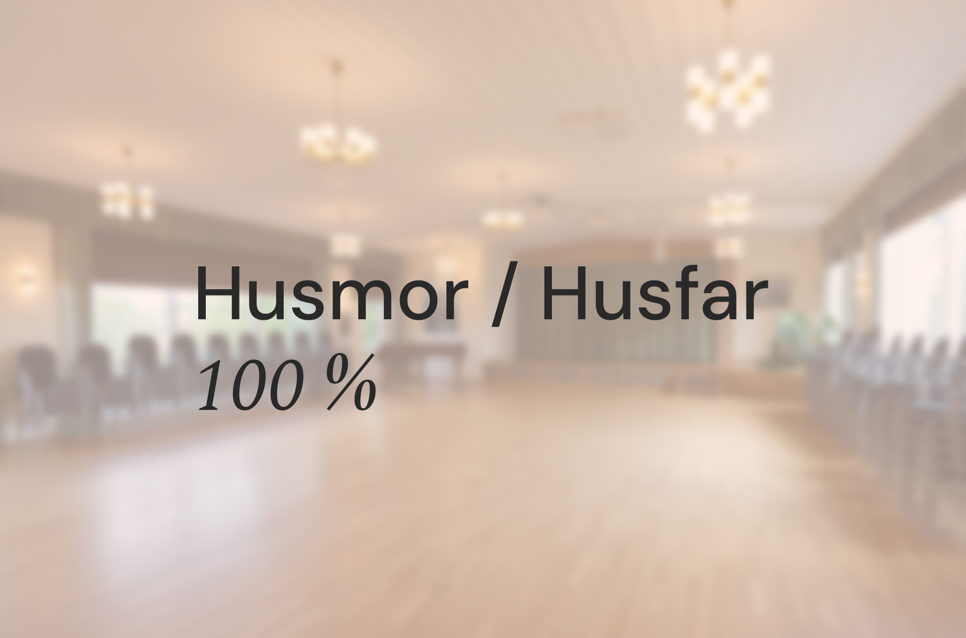En samlingslokal, ur fokus. Text i bild: Husmor/Husfar 100 procent