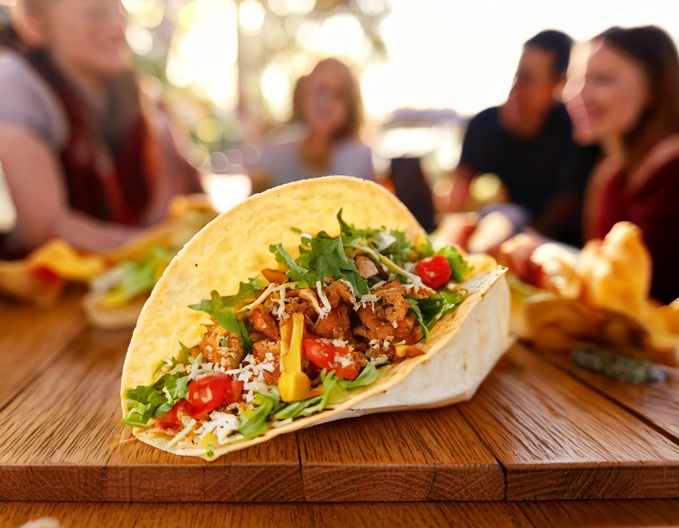 glada människor runt en taco