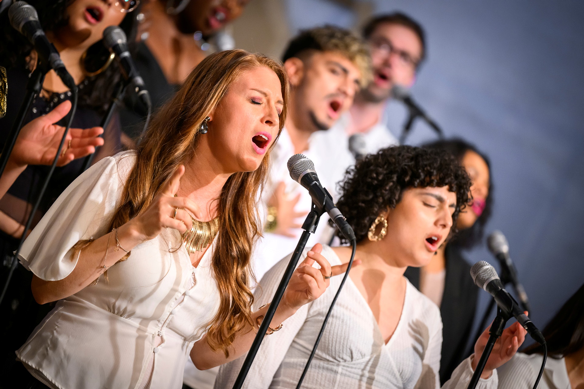 Närbild på två tjejer som sjunger i kör